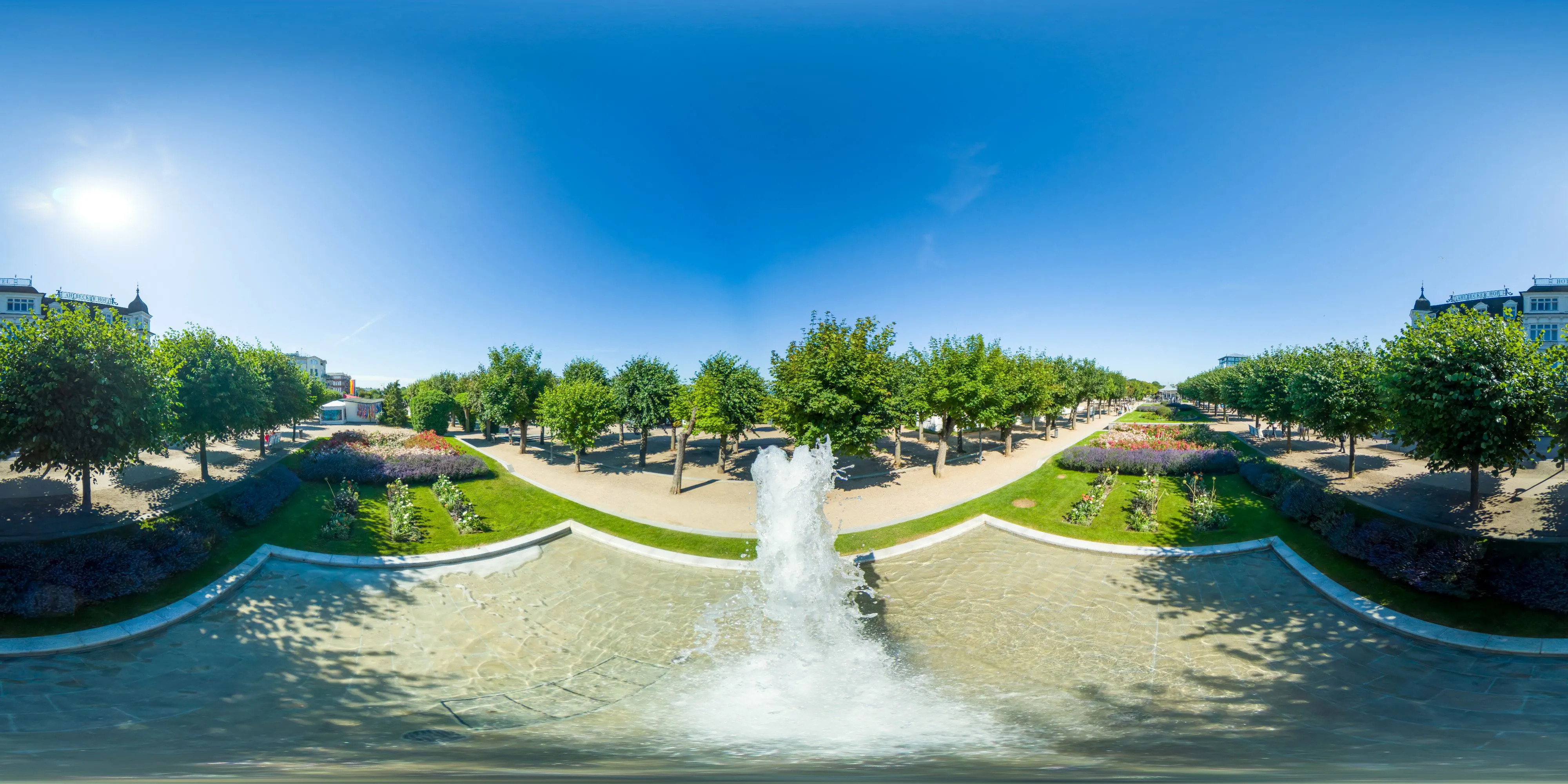 360° Panorama Ansicht: Kaiserbad Ahlbeck - Springbrunnen an der Strandpromenade