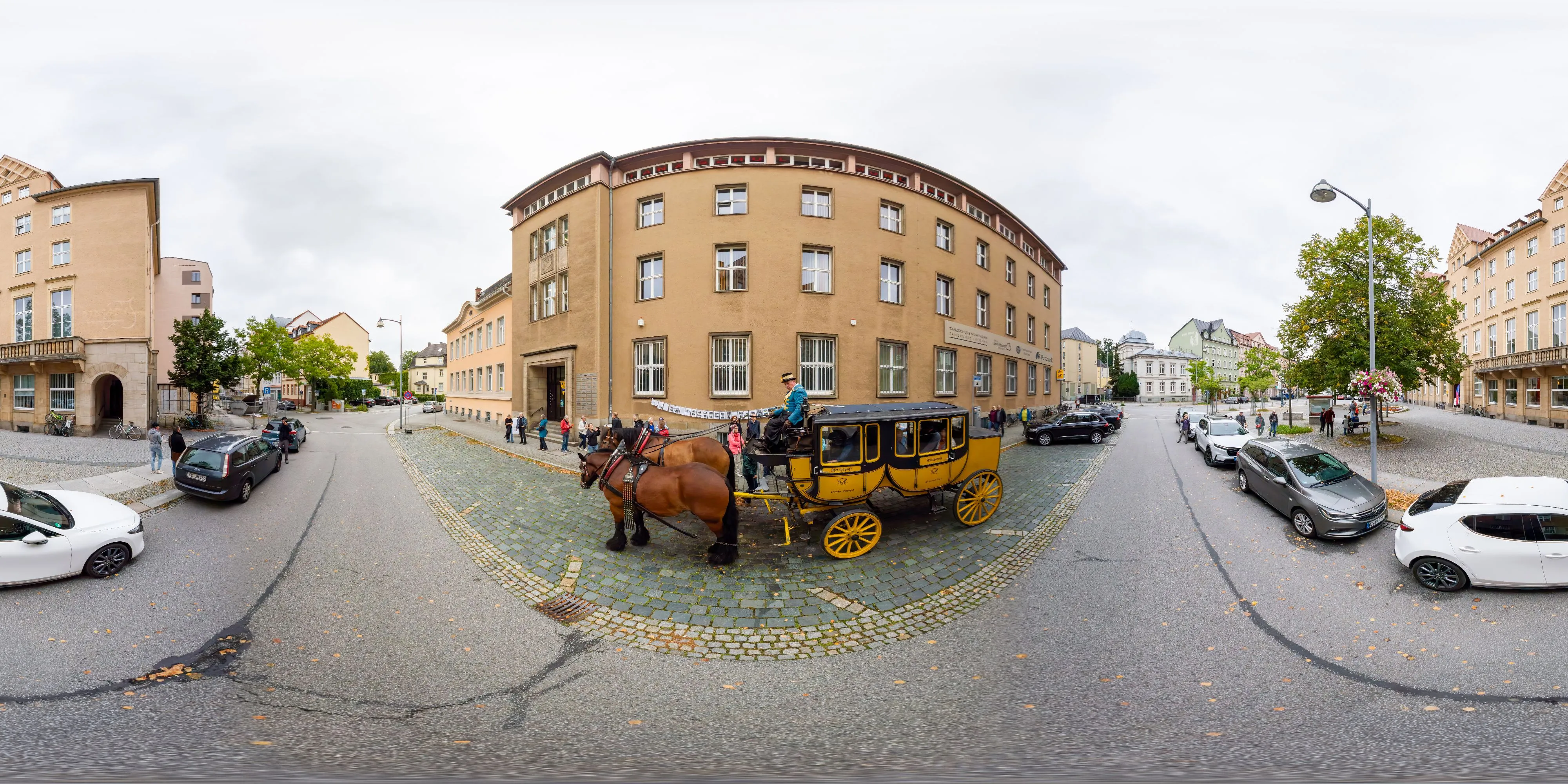 360° Panorama Ansicht: Alte Post - Postkutsche am Postplatz
