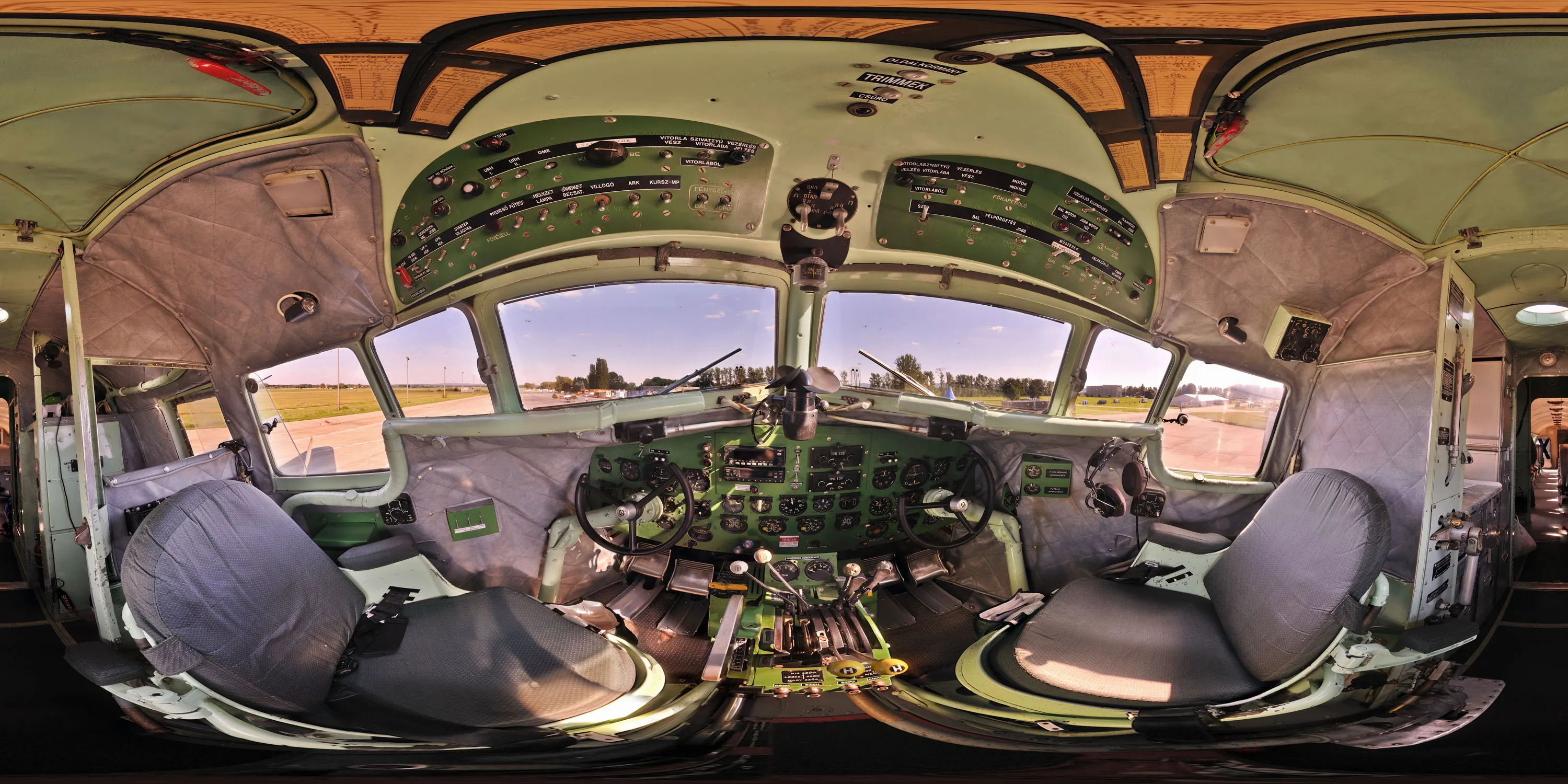 360 Grad Panorama Ansicht: Liszunov Li-2 Cockpit in Flugtage 2010
