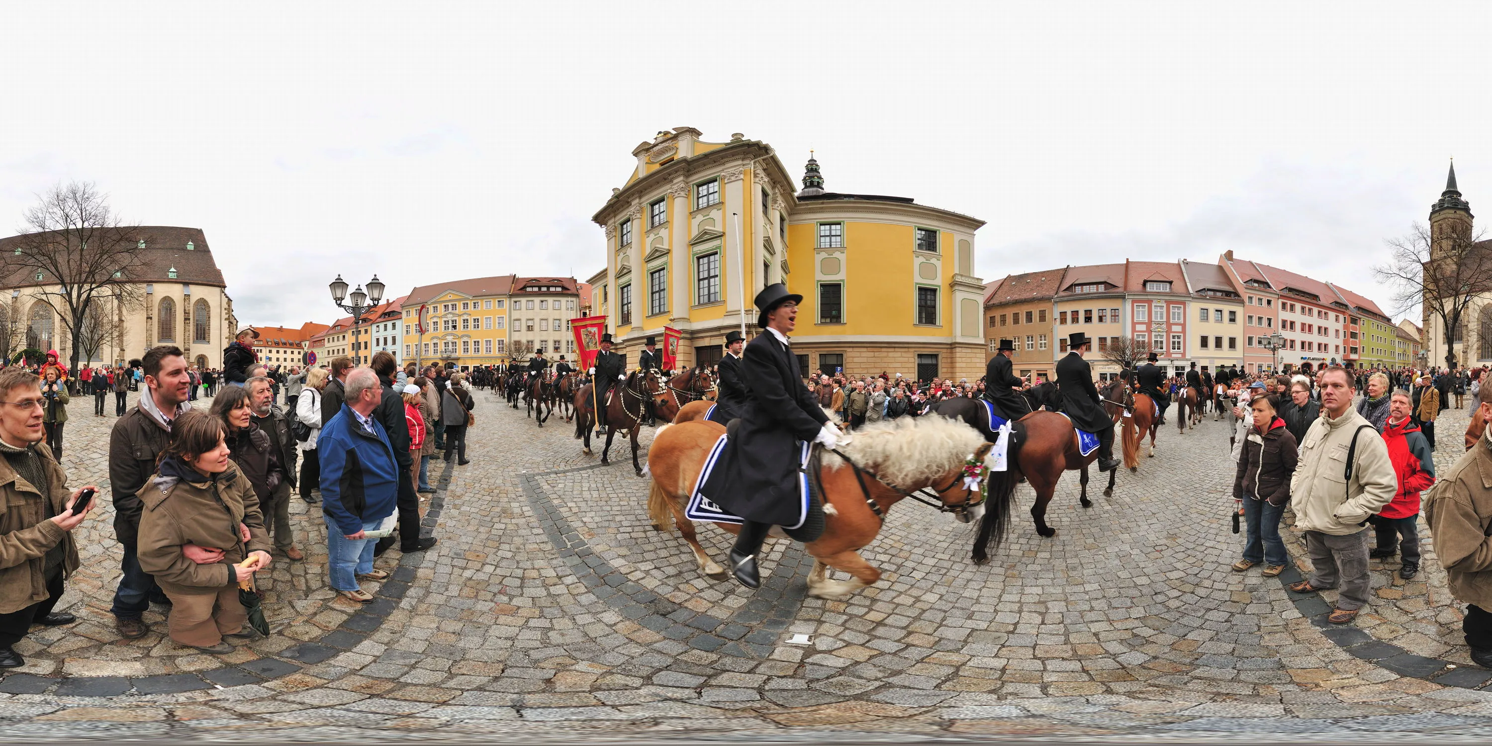 360 Grad Panorama Ansicht: Bautzener Osterreiter Prozession vor dem Dom St. Petri in Ostern 2010
