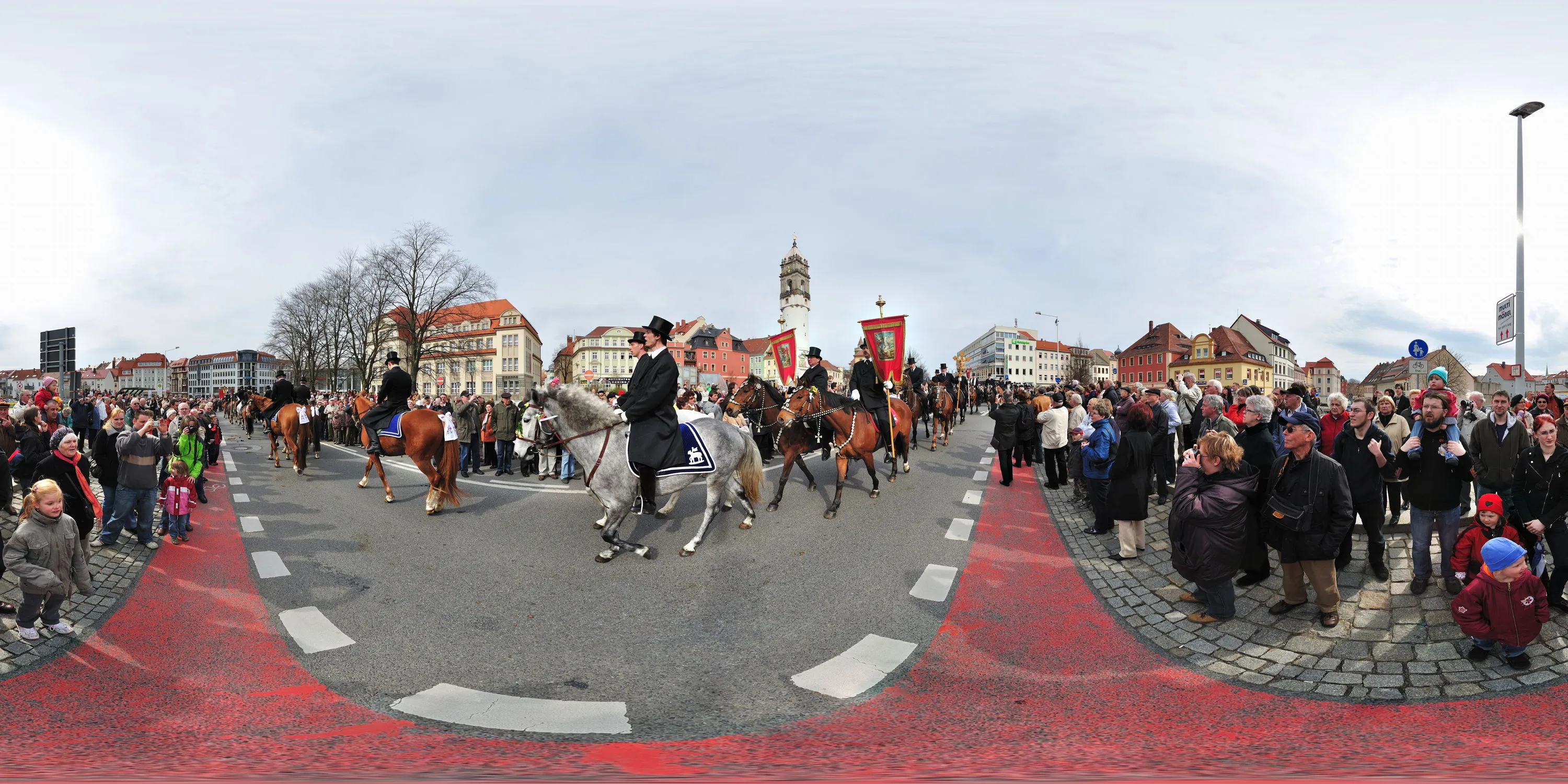 360 Grad Panorama Ansicht: Bautzener Osterreiter Prozession vor dem Reichenturm in Ostern 2010
