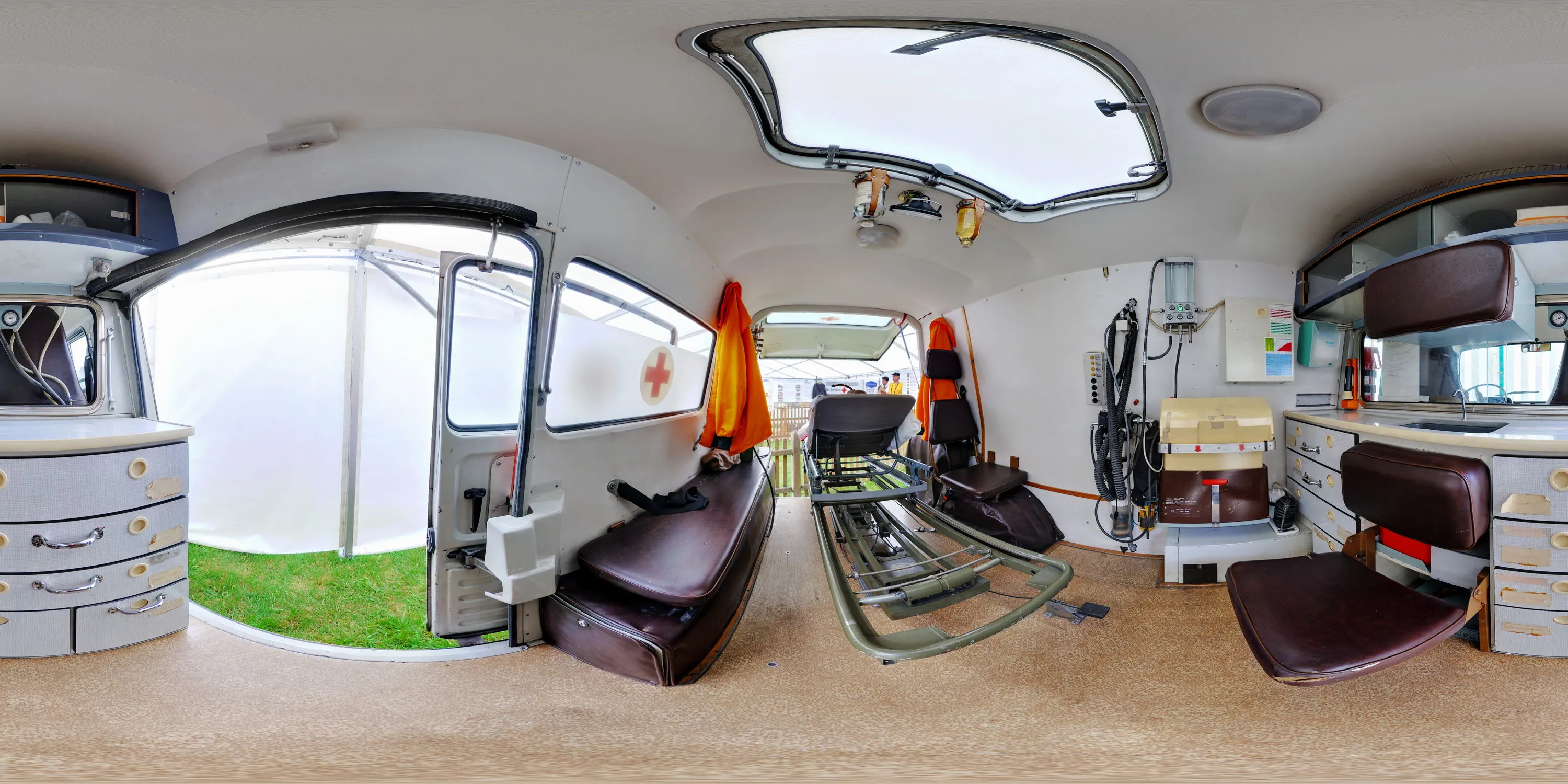 360 Grad Panorama Ansicht: Barkas Krankenwagen in 19. Kfz Veteranentreffen 2010 in Strahwalde