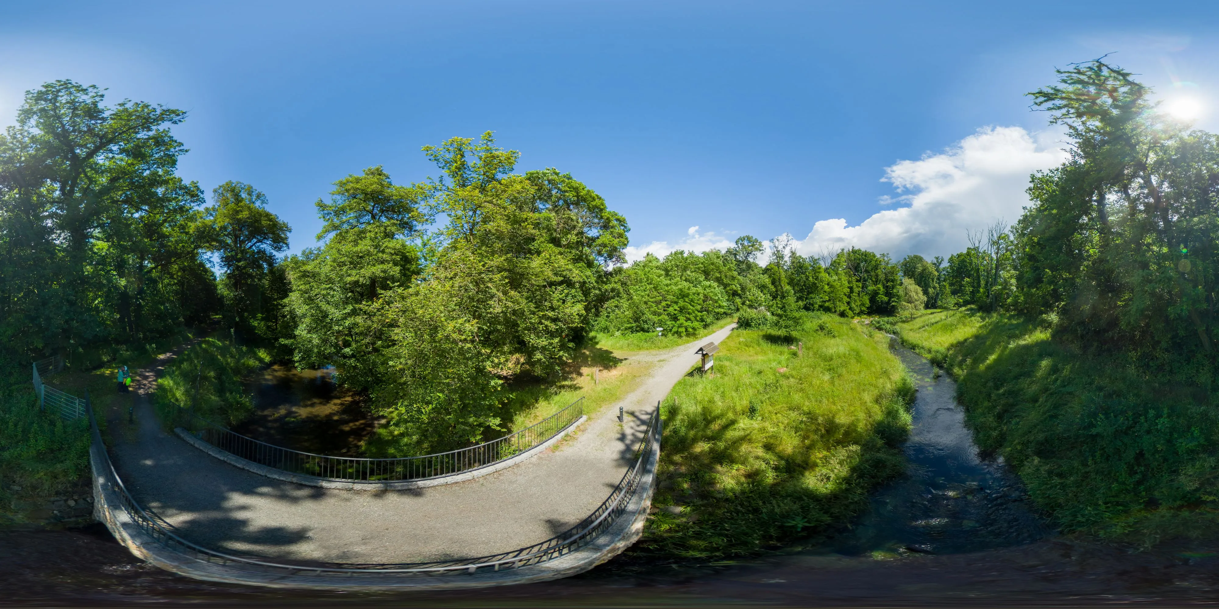 360° Panorama Ansicht: Brücke über die Pulsnitz an der ehem. Grünmetzmühle