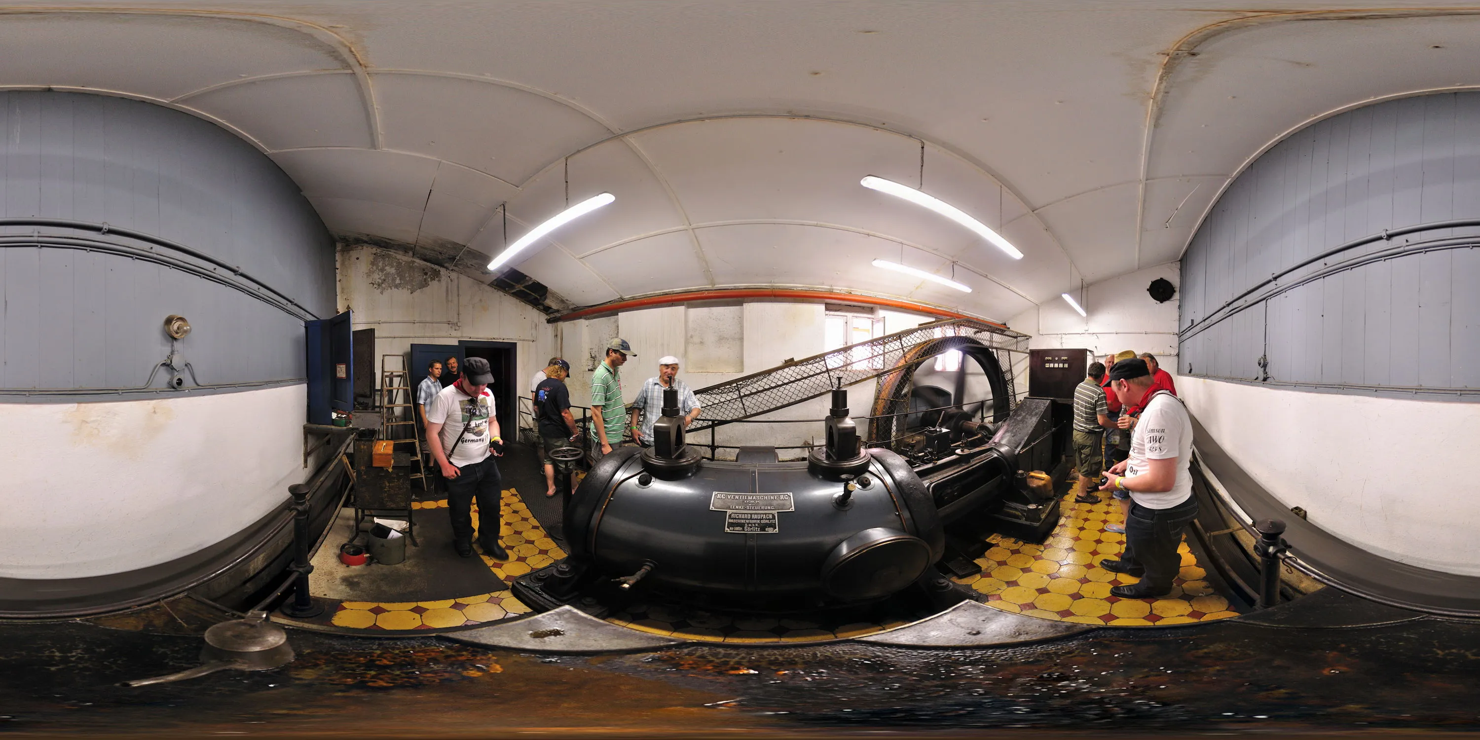360 Grad Panorama Ansicht: Dampfmaschine des Sägewerkes Richter in 19. Kfz Veteranentreffen 2010 in Strahwalde