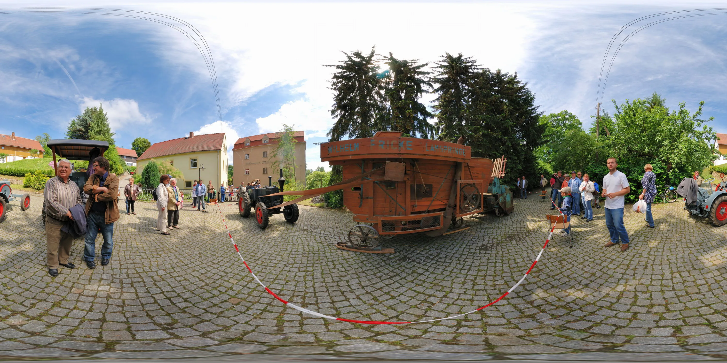 360 Grad Panorama Ansicht: Vorführung historische Dreschmaschine in Fehrmann-Mühle Coblenz