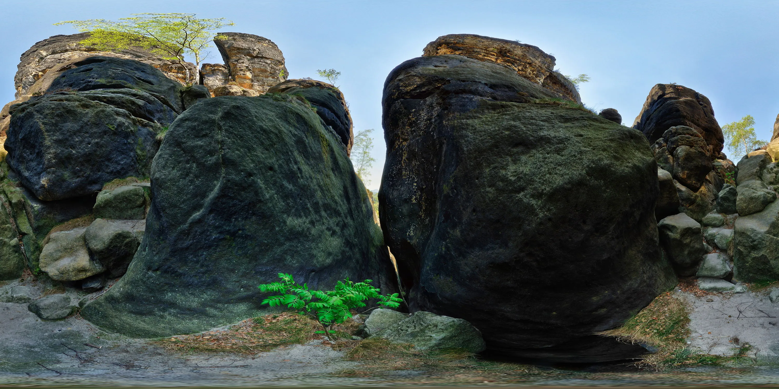 360 Grad Panorama Ansicht: Felsspalte auf dem Weg zum Frühstücksplatz in Wandergebiet Schrammsteine