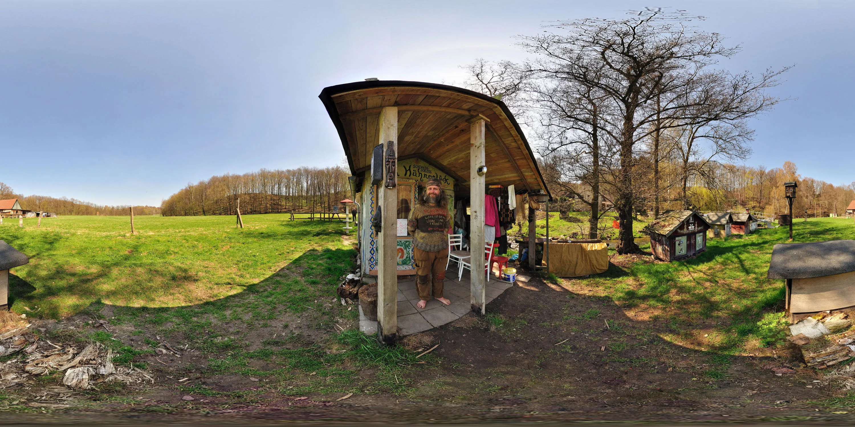 360 Grad Panorama Ansicht: Waldmensch Öff Öff vor der Villa Hühnerglück in Georgewitzer Skala