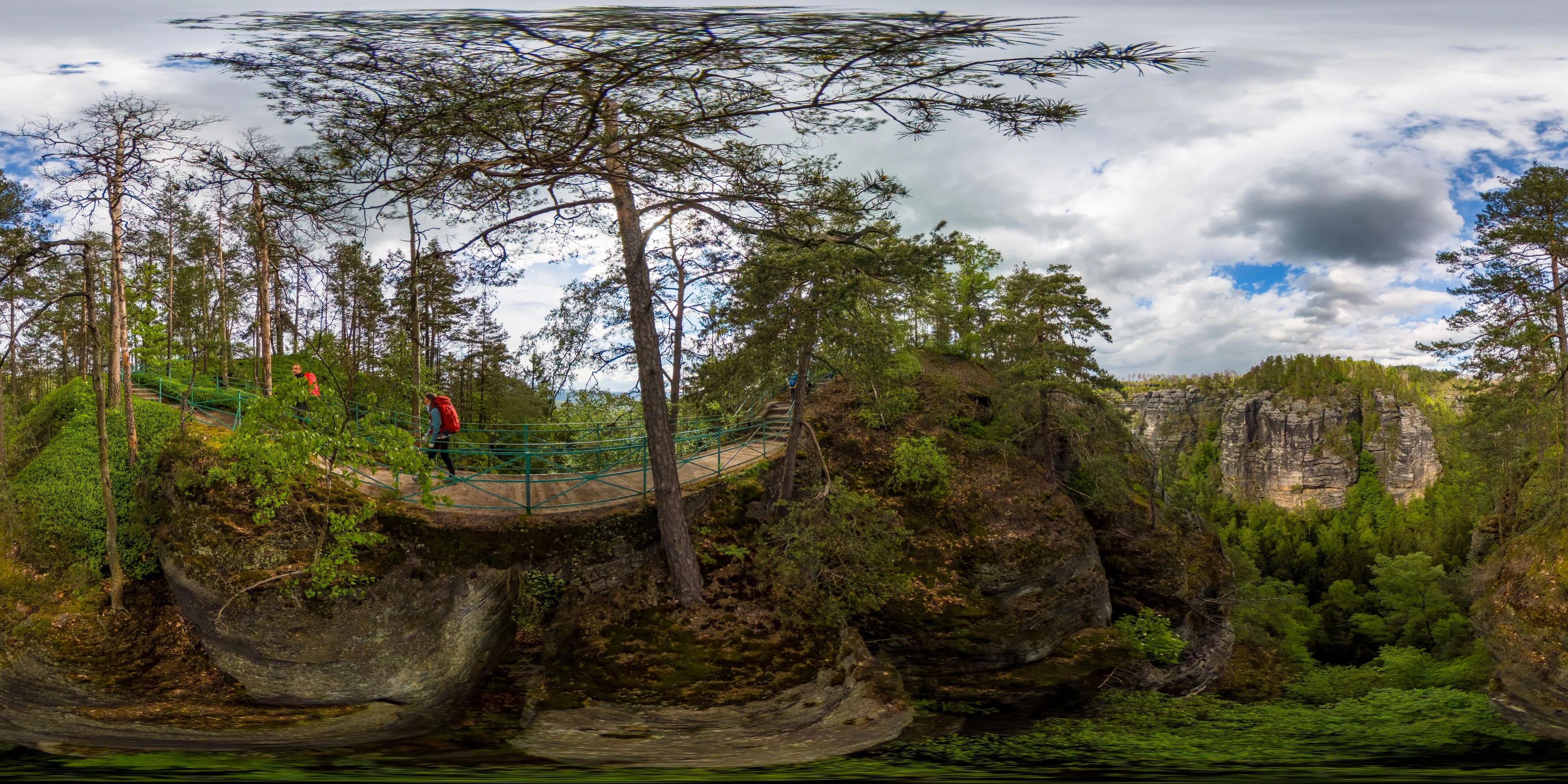 360 Grad Panorama Ansicht: Fußgängerbrücke zu den Aussichtspunkten in Naturschutzgebiet Prebischtor