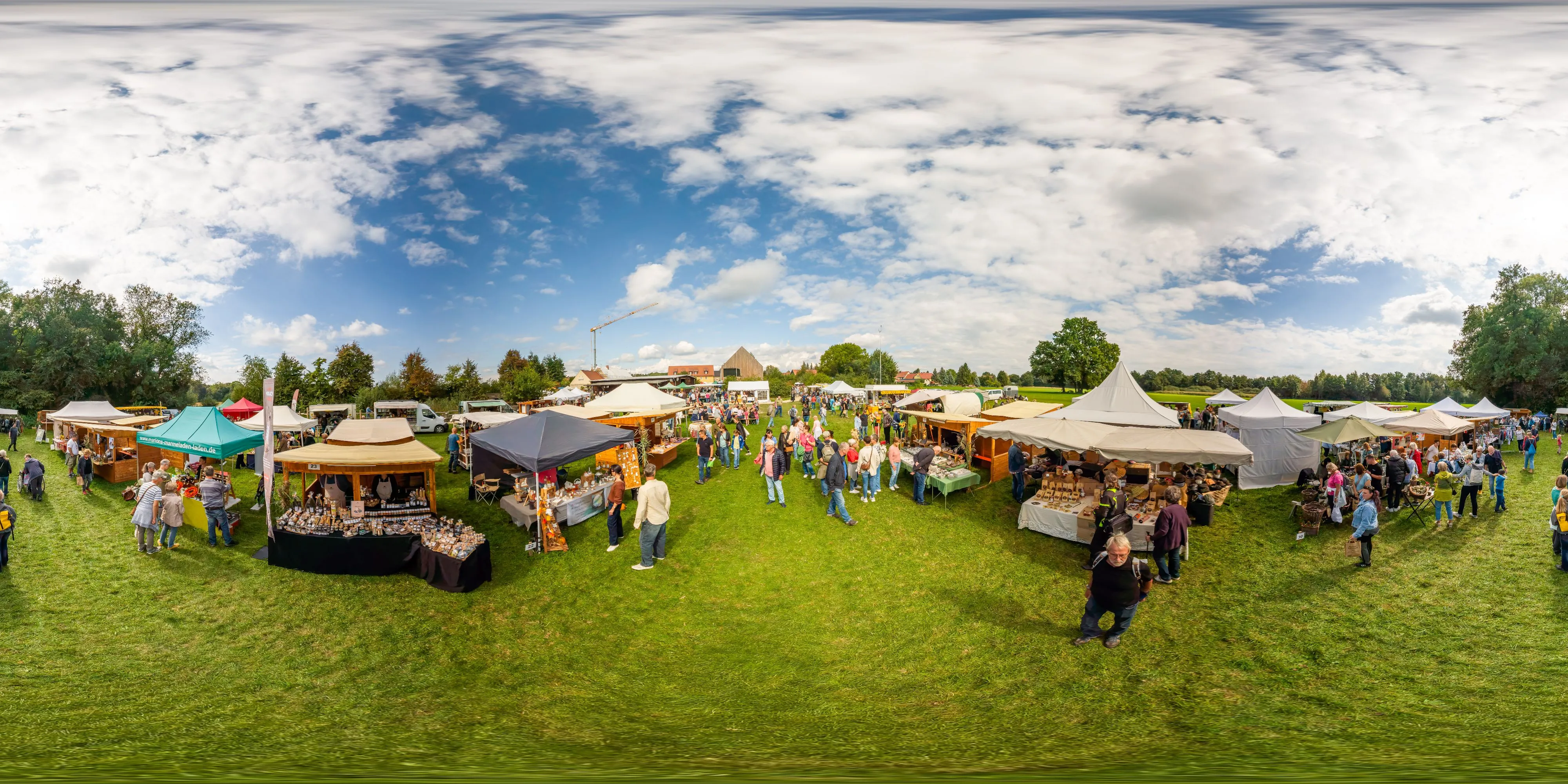 360° Panorama Ansicht: Deutsch-Sorbischer Herbst-Naturmarkt Wartha - Händlermeile