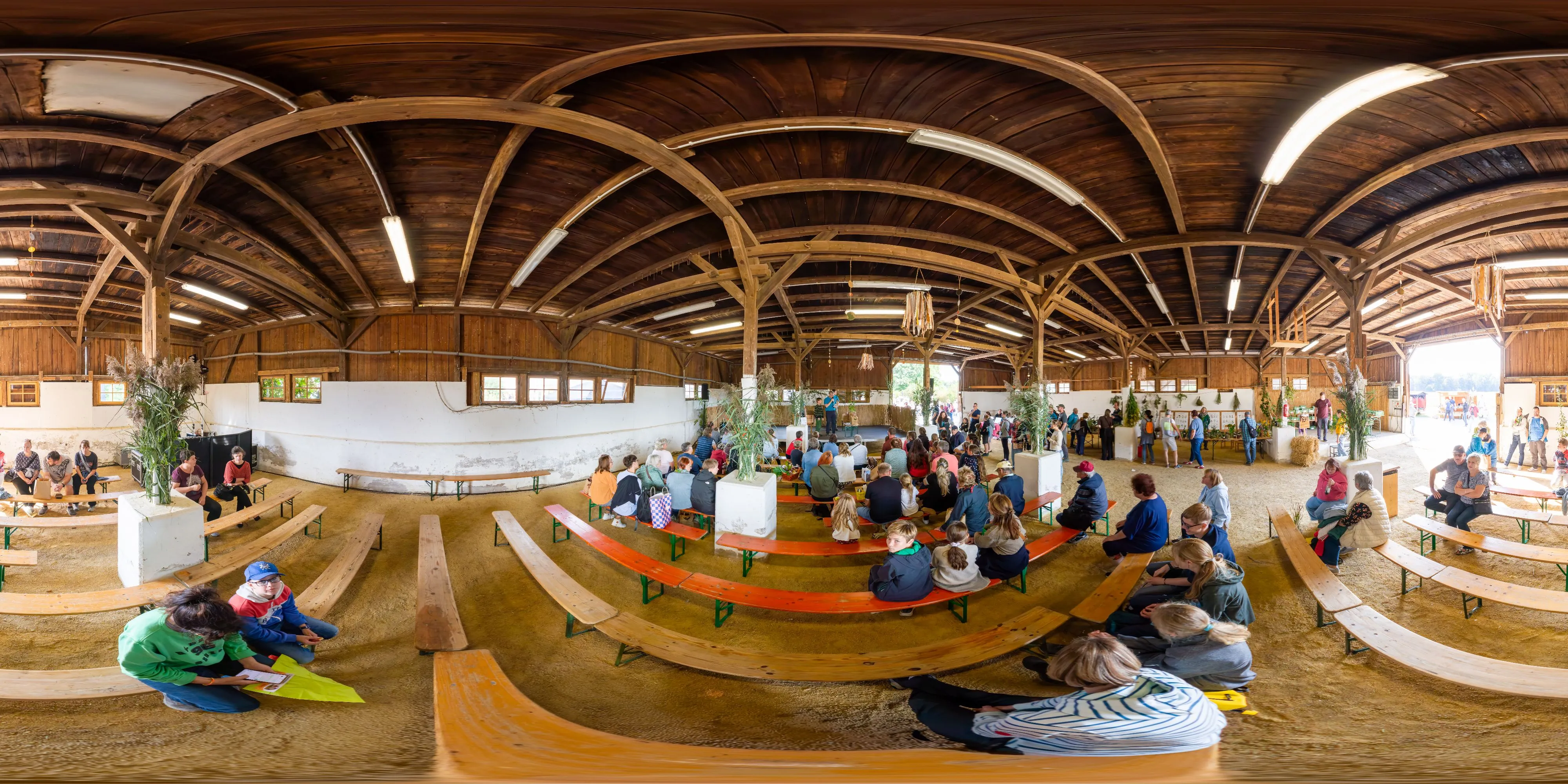 360° Panorama Ansicht: Deutsch-Sorbischer Herbst-Naturmarkt Wartha - Preisverleihung im Alten Schafstall