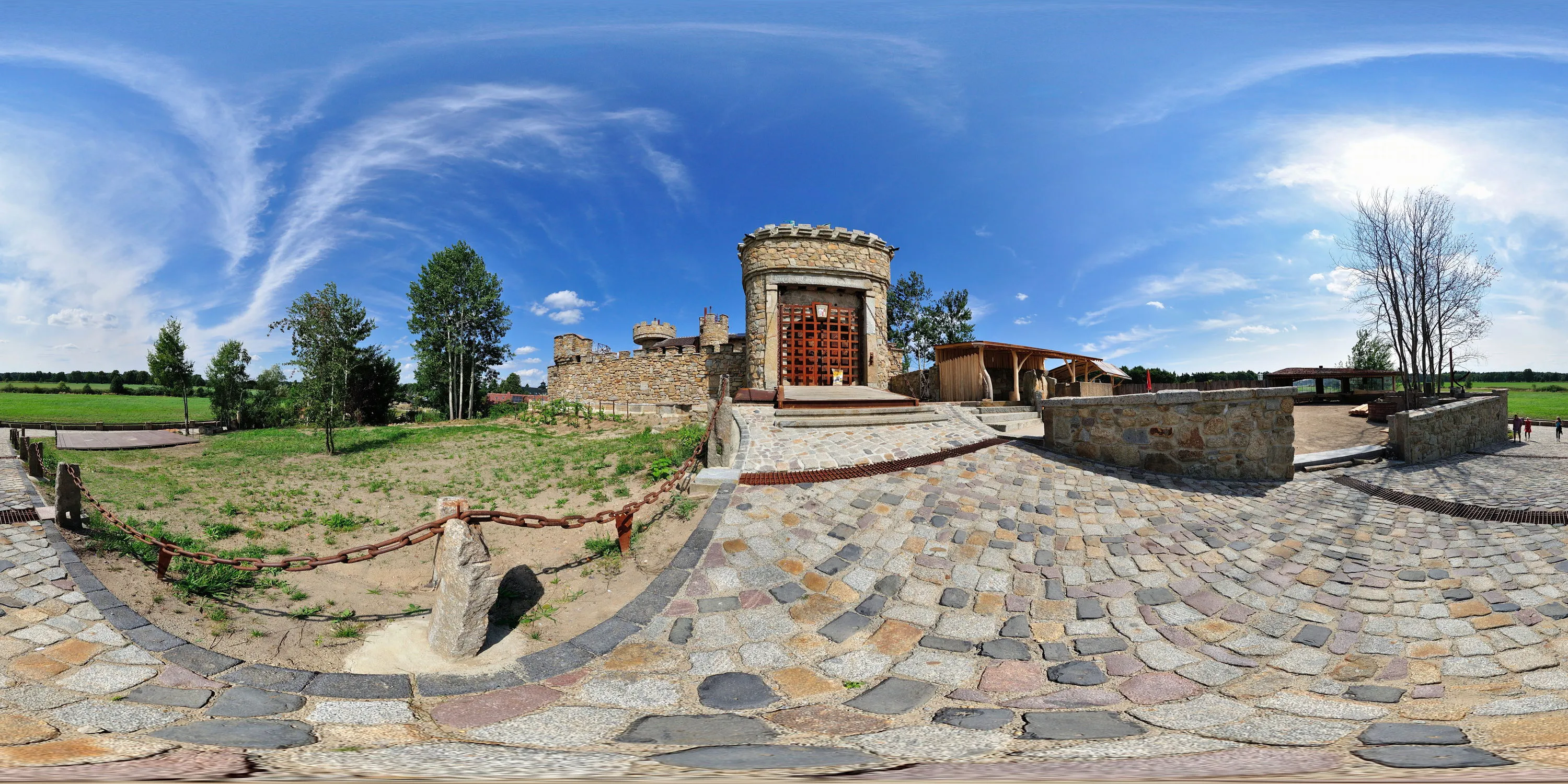 360 Grad Panorama Ansicht: Eingang mit Zugbrücke in Jakubzburg in Mortka