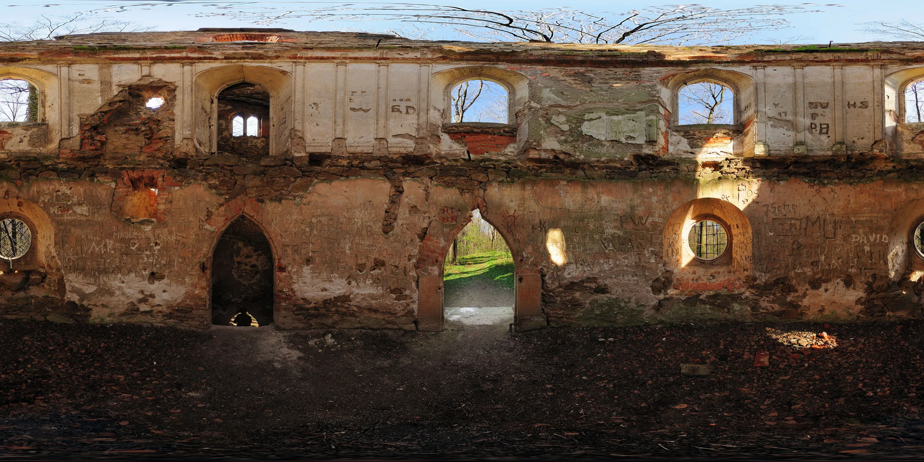 360 Grad Panorama Ansicht: in der künstlichen Turmruine in Lausker Skala