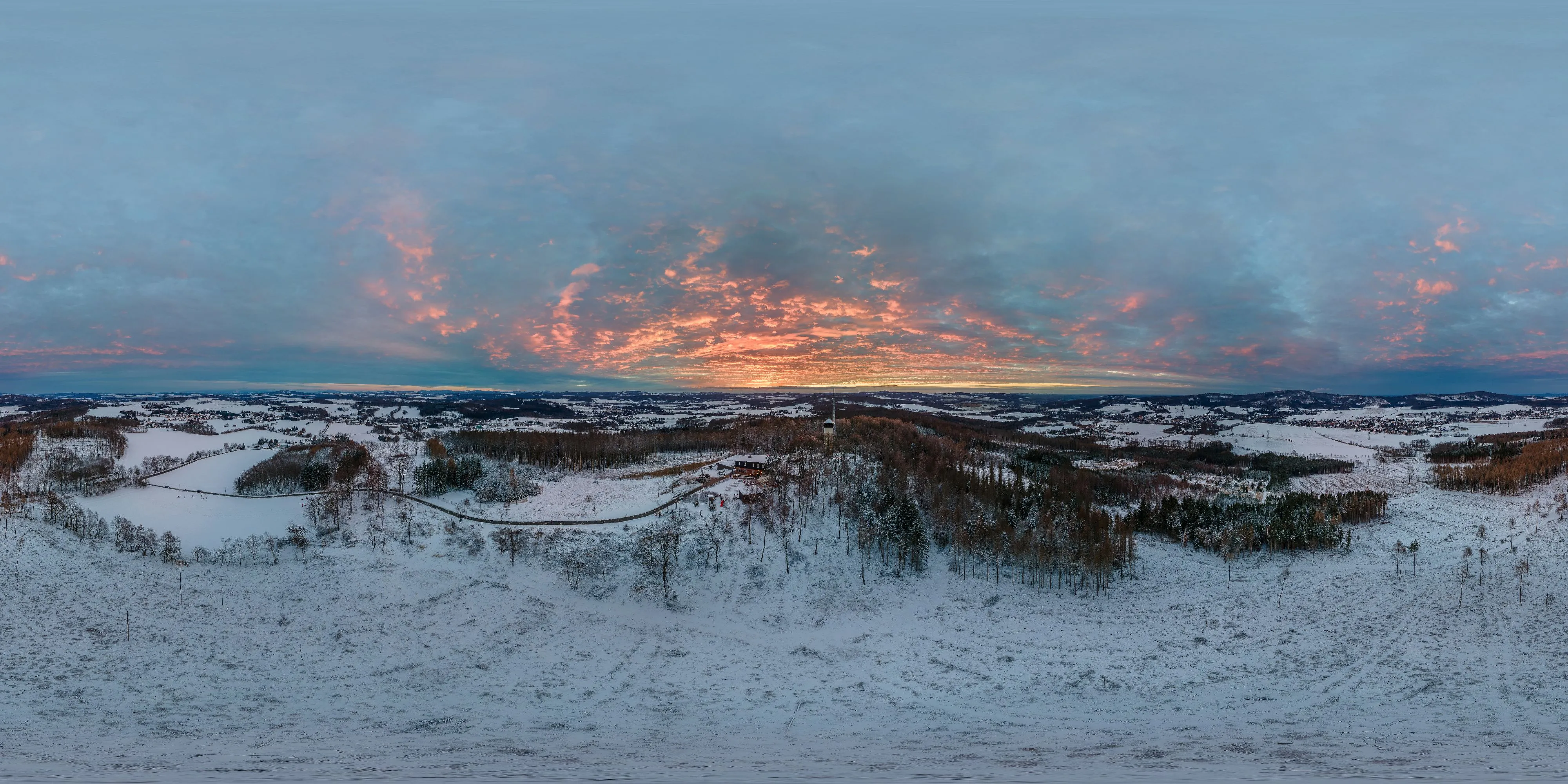 360 Grad Panorama Ansicht: Sonnenuntergang über dem Bieleboh in Berg Bieleboh