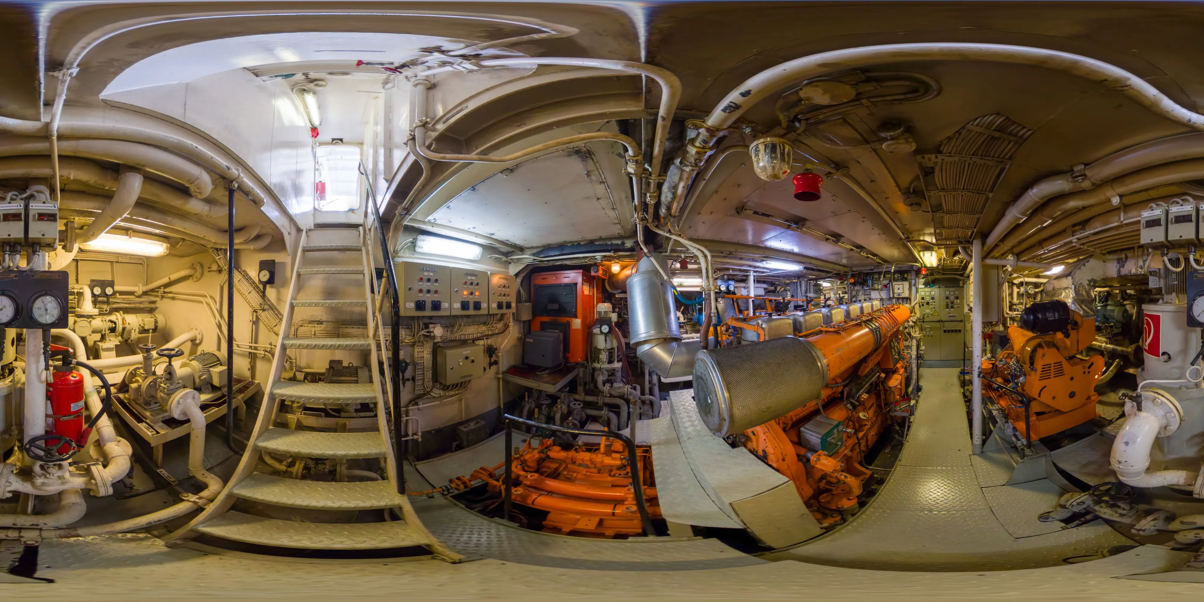 360° Panorama Ansicht: Maschinenraum der MS Baltica bei einer Hafenrundfahrt