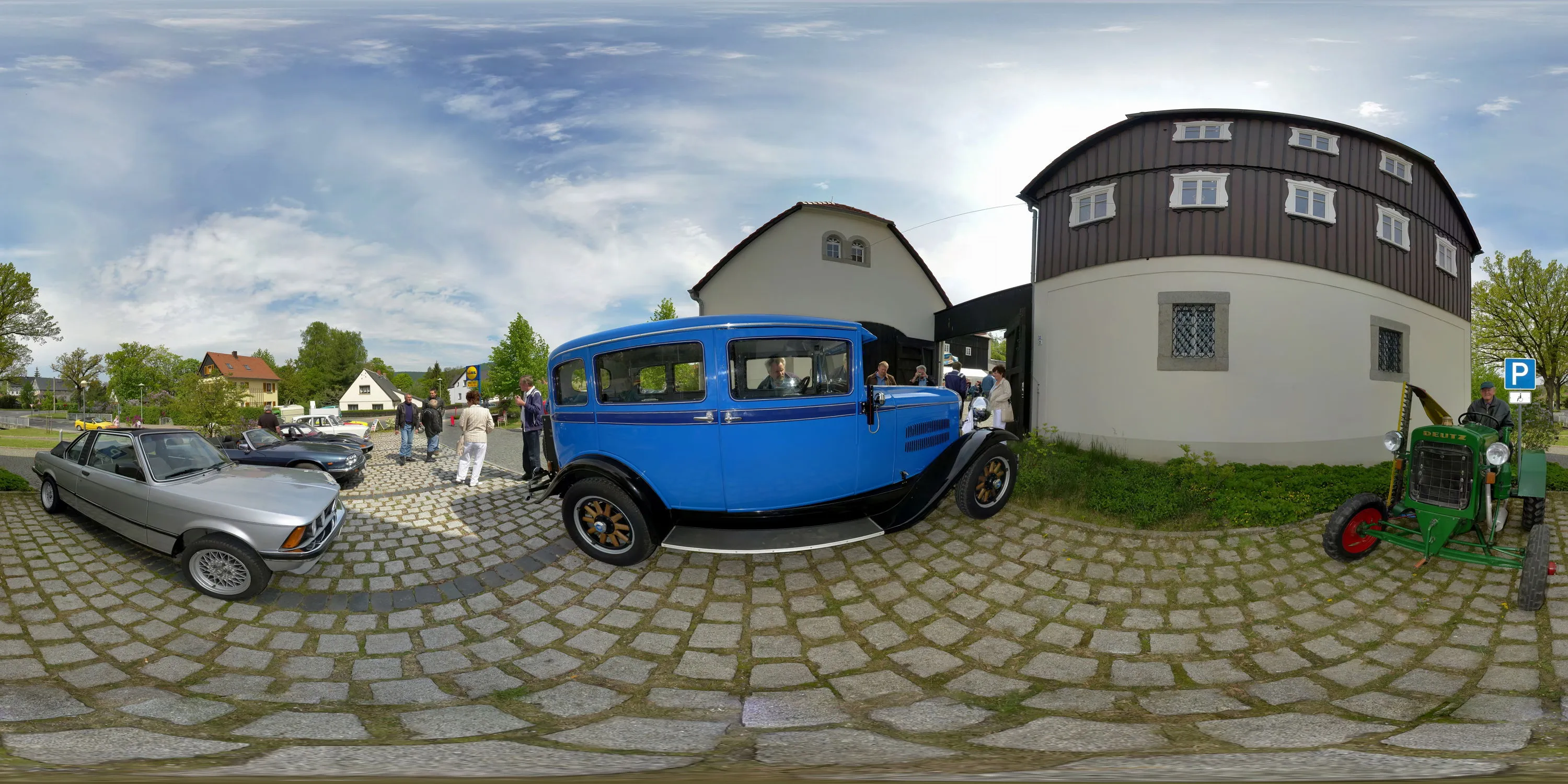 360 Grad Panorama Ansicht: Motoren An 2007 in Oldtimermuseum