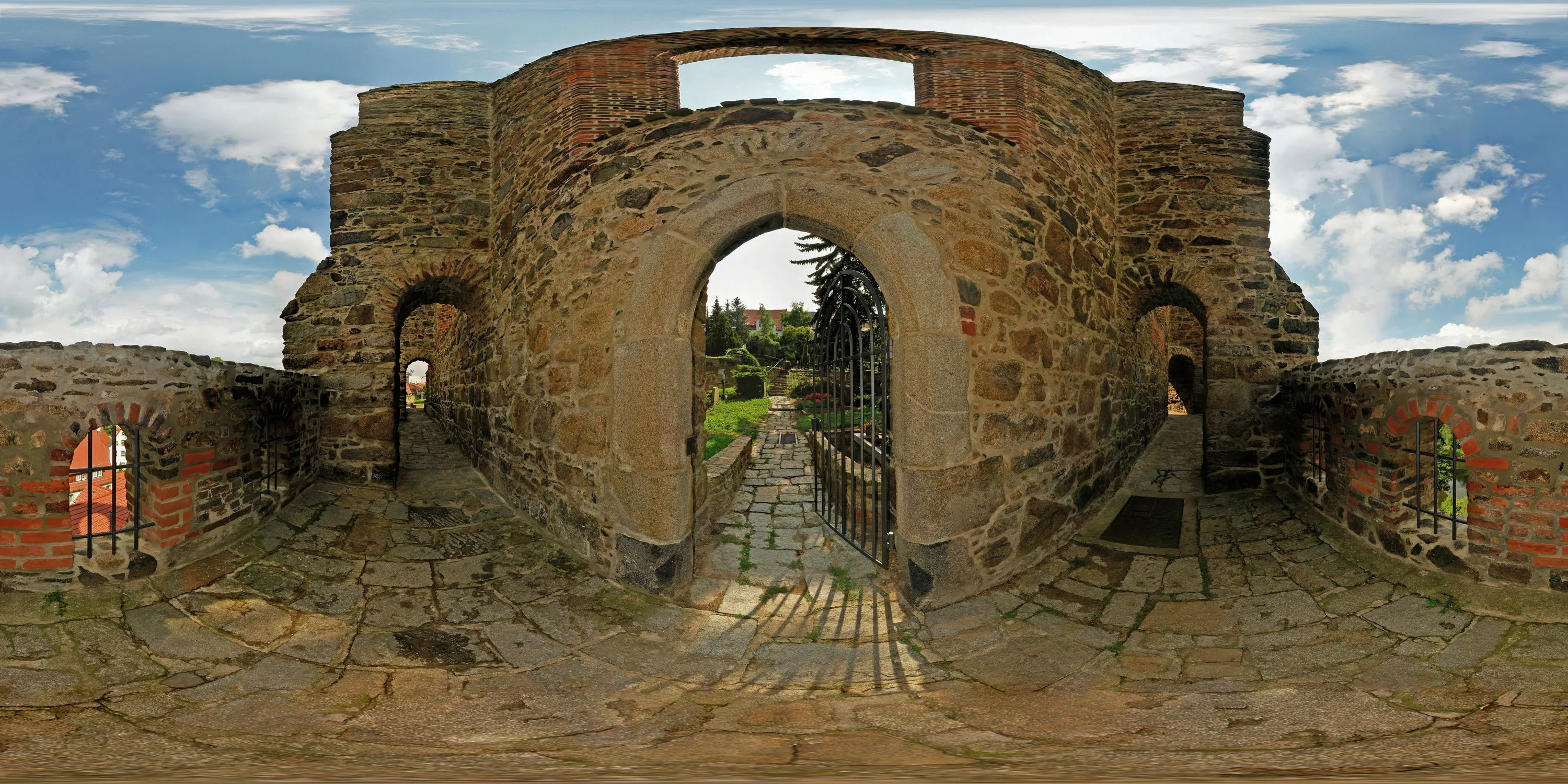 360 Grad Panorama Ansicht: Nikolaifriedhof und Ruine Nikolaikirche in Sommer 06
