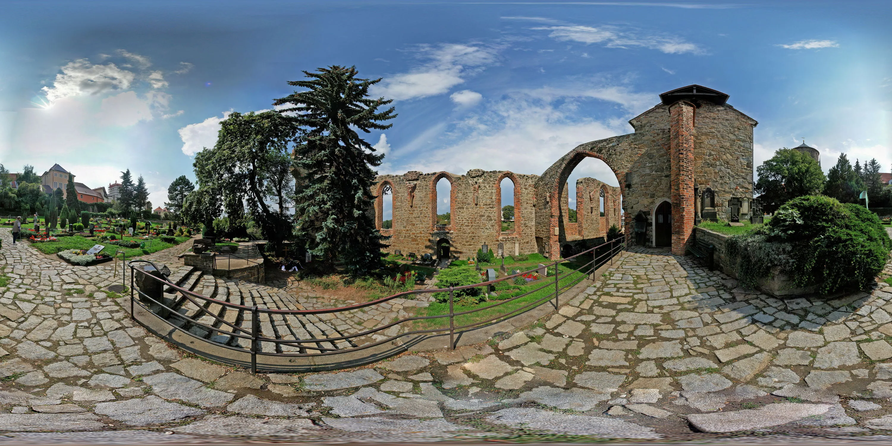 360 Grad Panorama Ansicht: Nikolaifriedhof und Ruine Nikolaikirche in Sommer 06