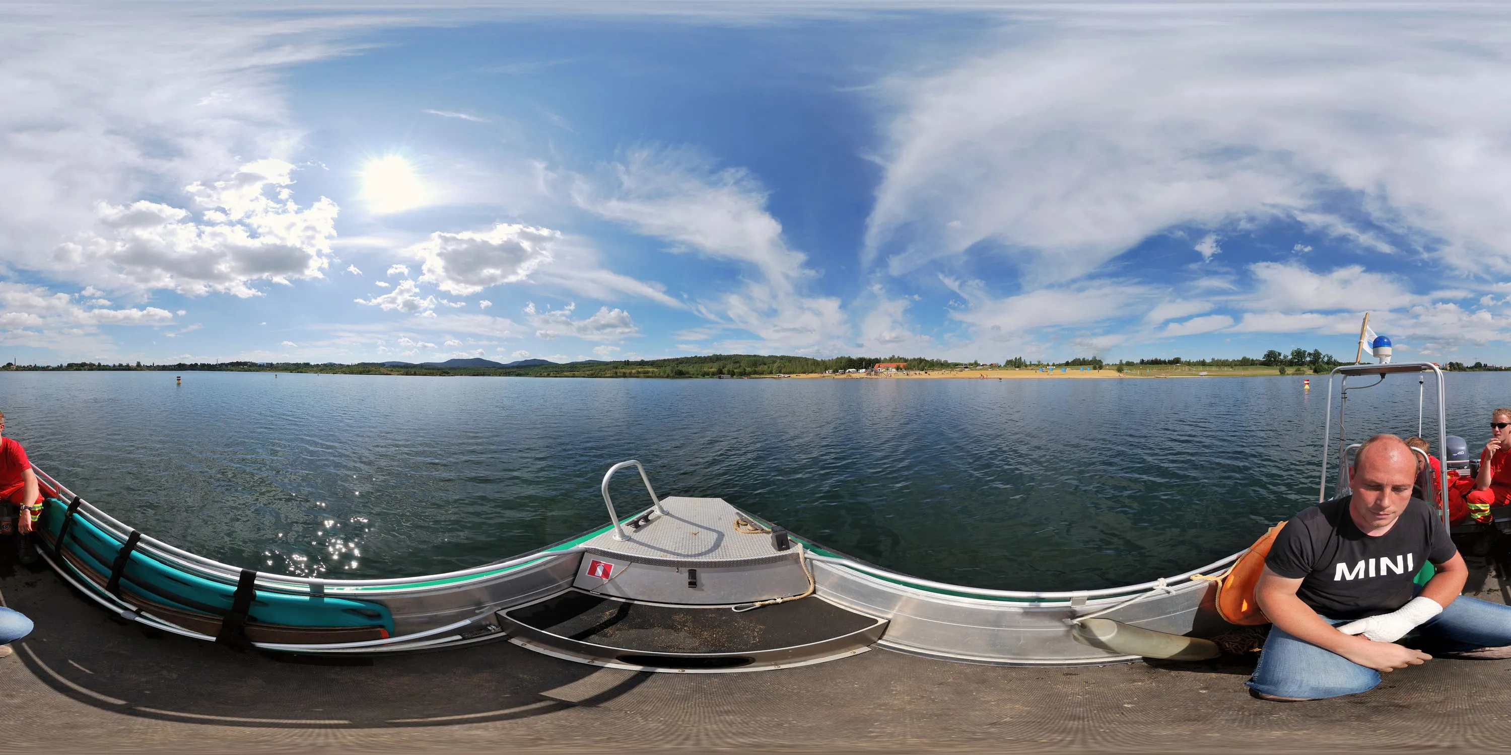 360 Grad Panorama Ansicht: Blick vom See auf den Badestrand in Freizeit-Oase Olbersdorfer See