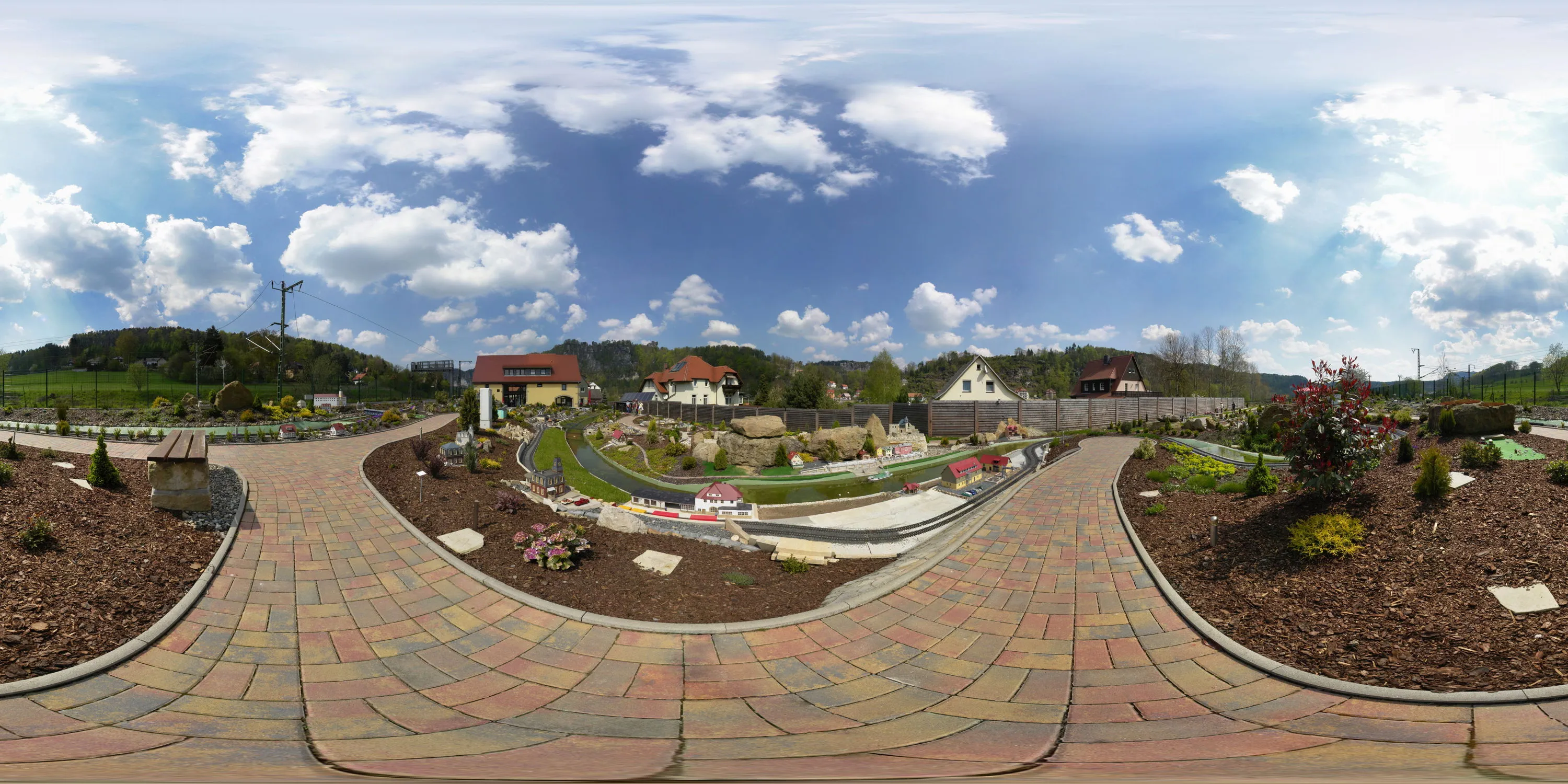 360 Grad Panorama Ansicht: Eisenbahnwelten in Luftkurort Rathen