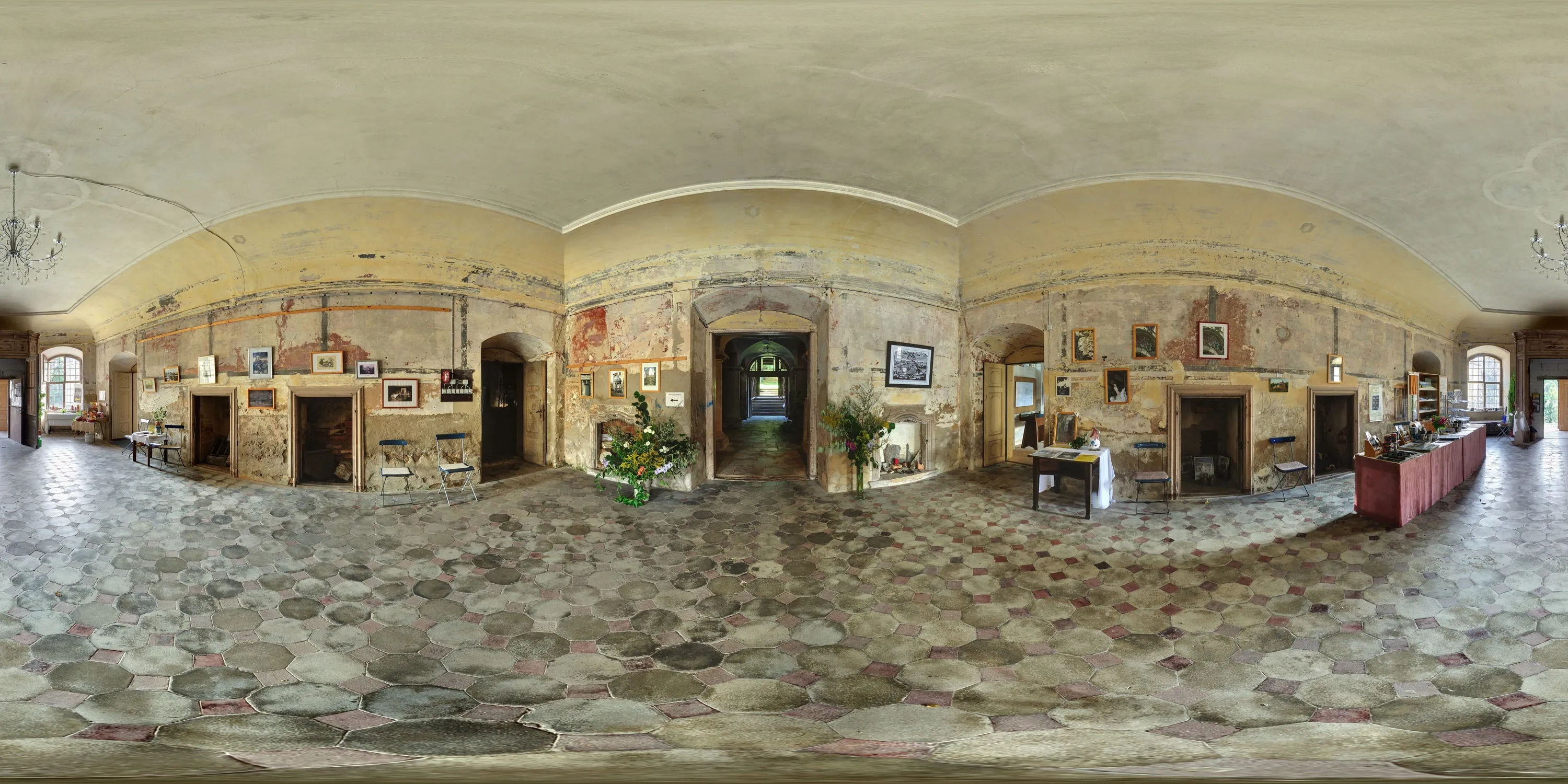 360 Grad Panorama Ansicht: Kanitz-Kyawsches Schloss - Eingangshalle in Hainewalde