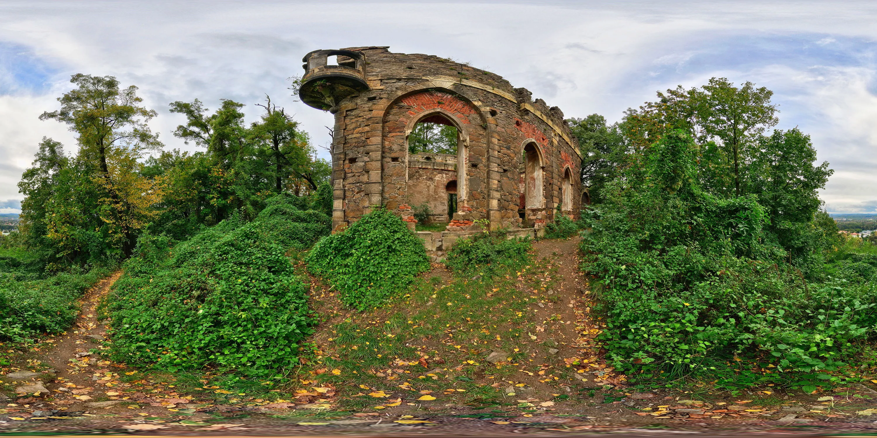 360 Grad Panorama Ansicht: künstliche Burgruine Pillnitz 1 in Sachsen