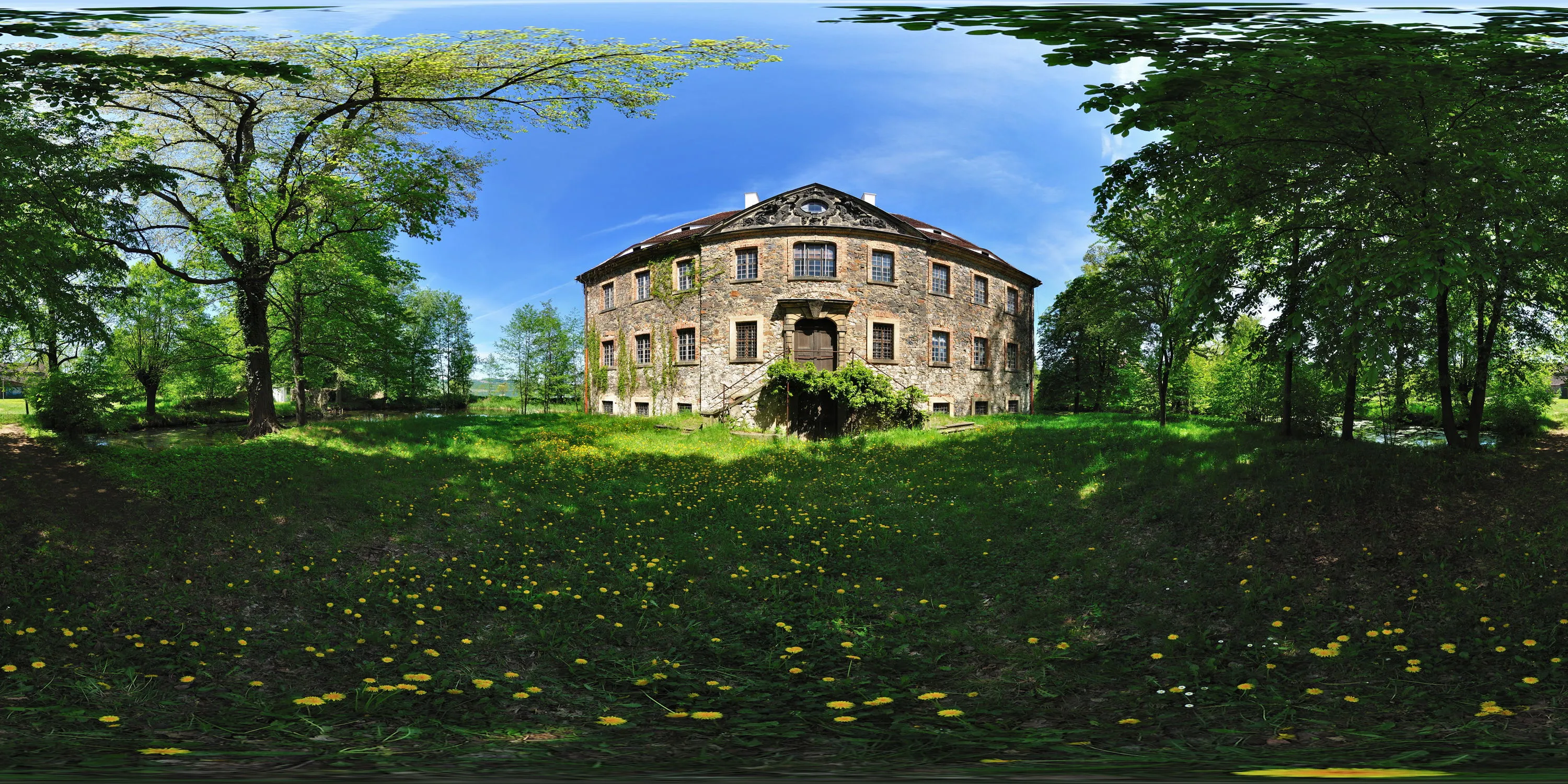 360 Grad Panorama Ansicht: Giebelseite in Wasserschloss Tauchritz