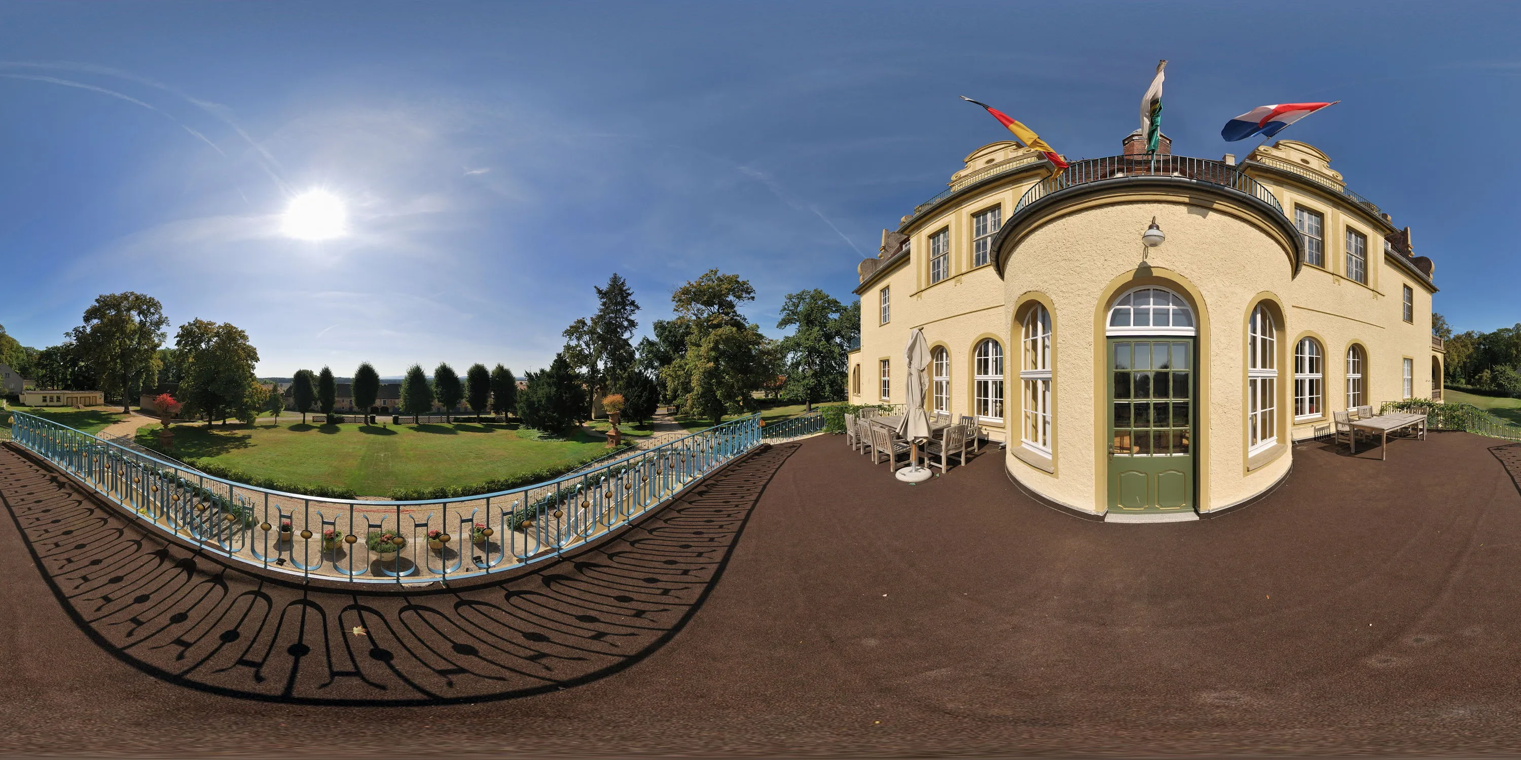 360 Grad Panorama Ansicht: Schloß Weißig Südportal Terrasse in Weißig/ Sa.