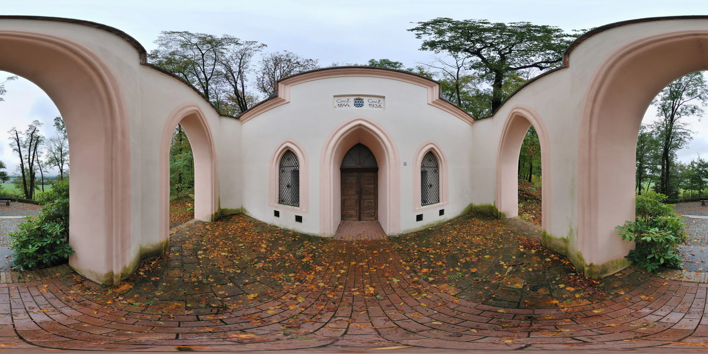 360 Grad Panorama Ansicht: neugotischer Familiengruft der von Zehmen in Weißig/ Sa.