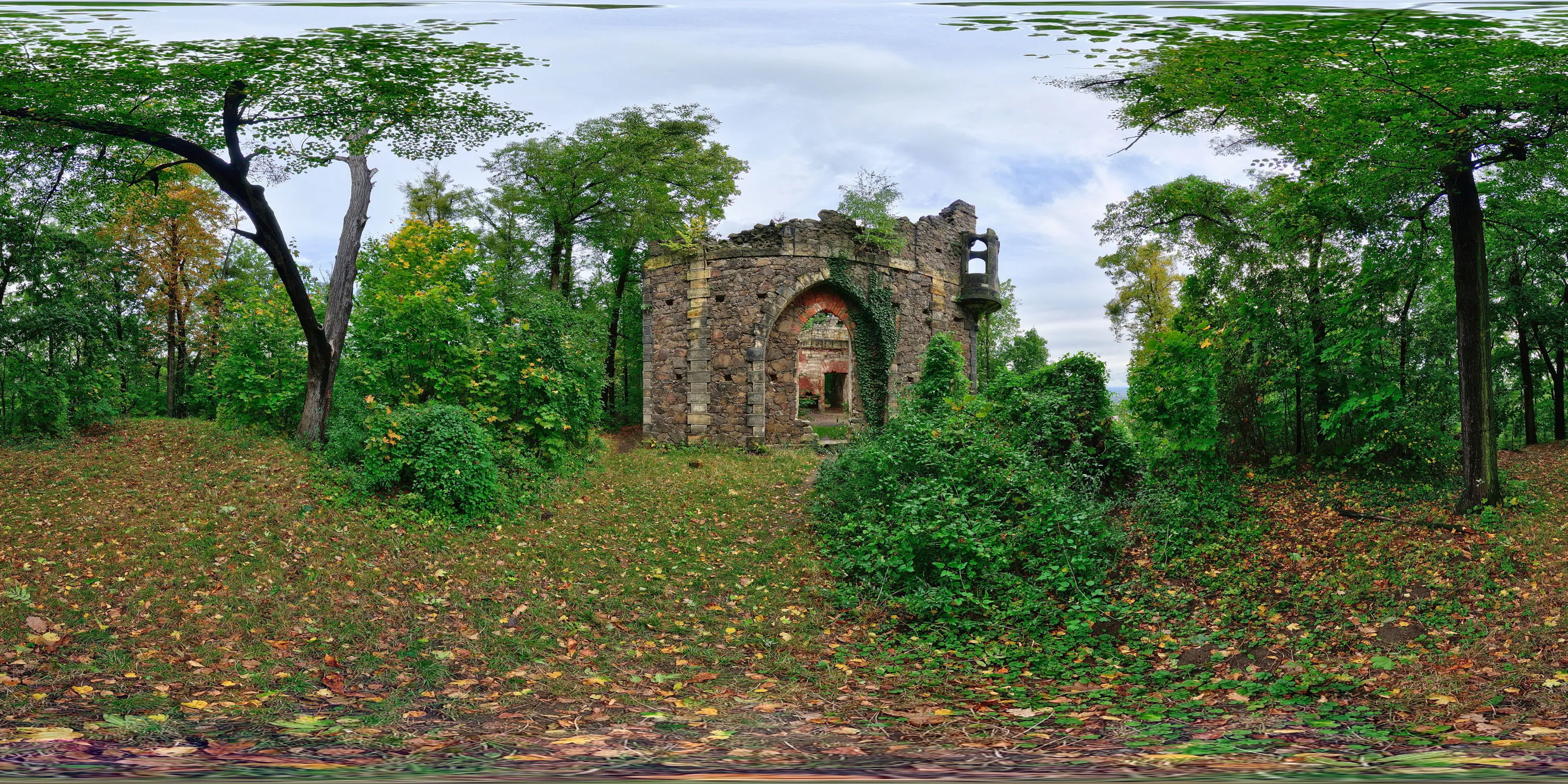 360 Grad Panorama Ansicht: künstliche Burgruine Pillnitz 4 in Sachsen