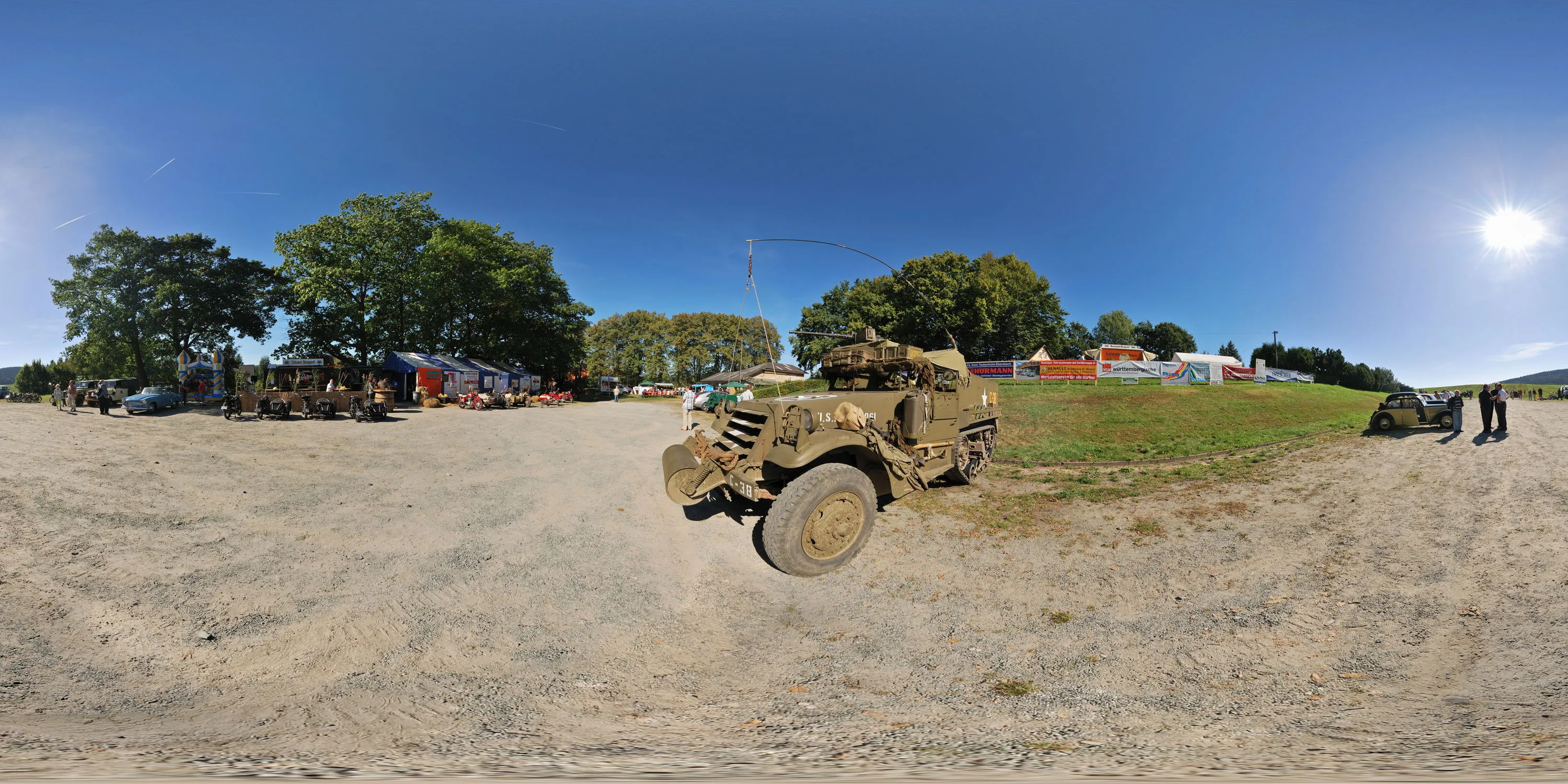 360 Grad Panorama Ansicht: Panzerspähwagen M3A1 in Traktortreffen Sohland