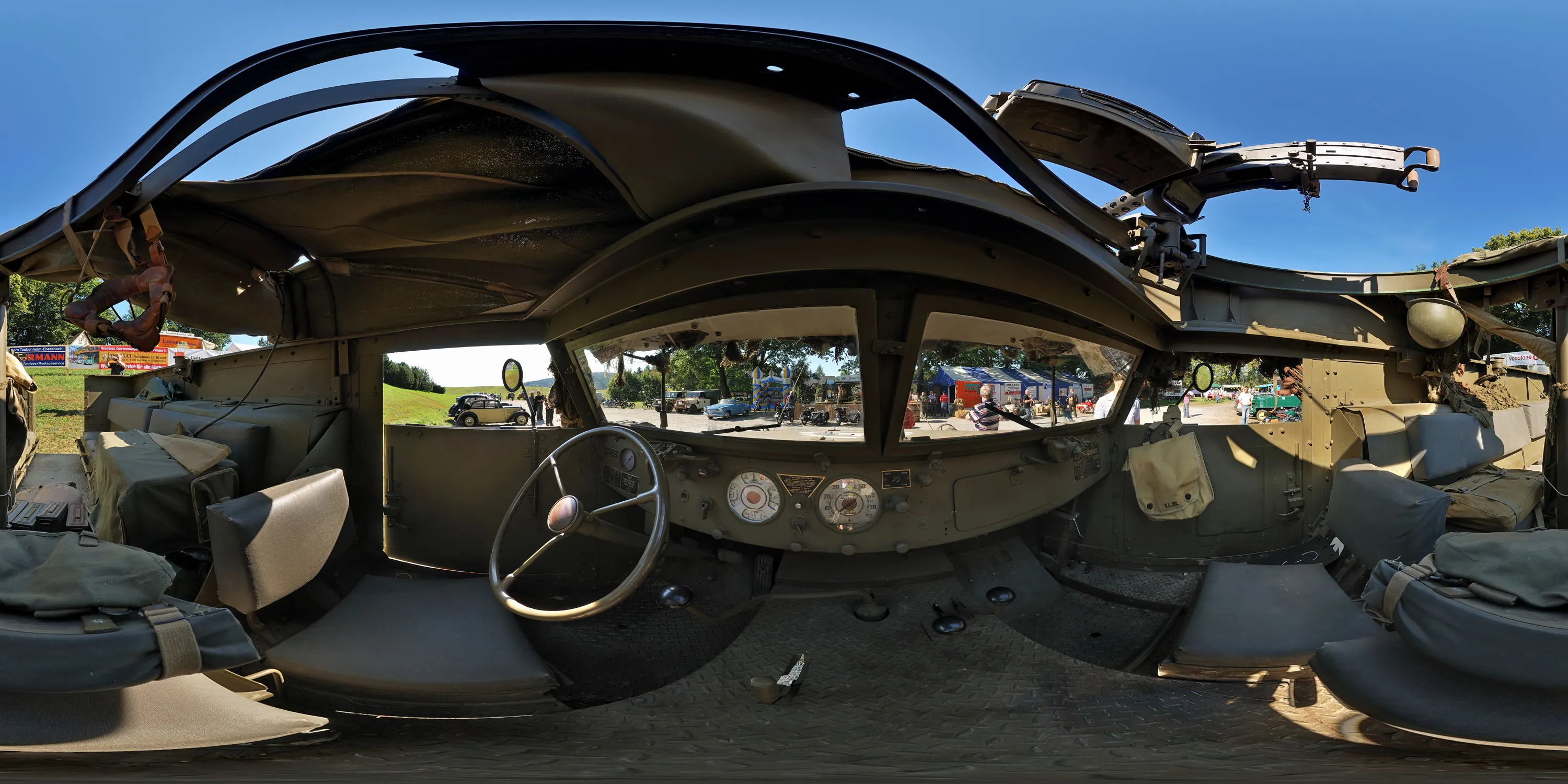 360 Grad Panorama Ansicht: Panzerspähwagen M3A1 - Cockpit in Traktortreffen Sohland