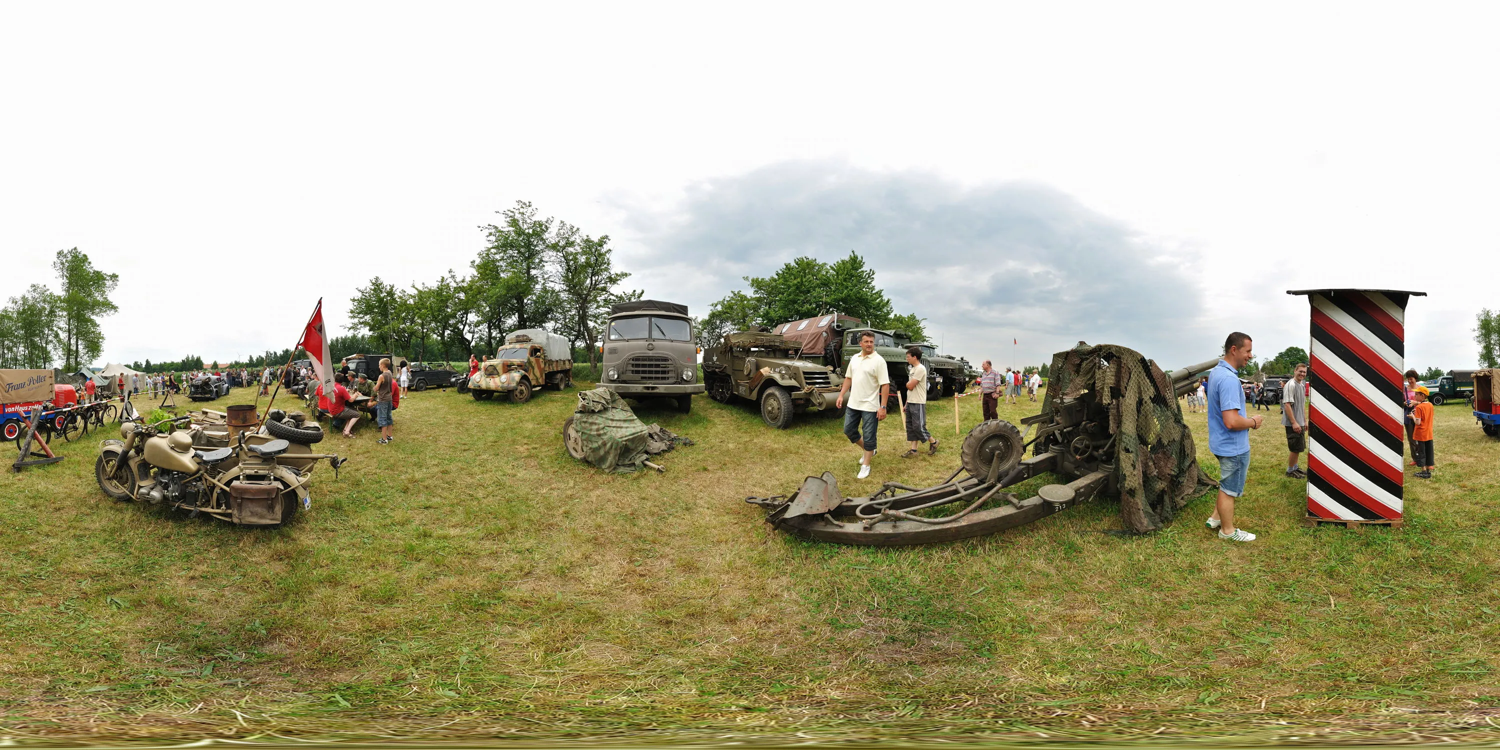360 Grad Panorama Ansicht: Militärecke in 19. Kfz Veteranentreffen 2010 in Strahwalde