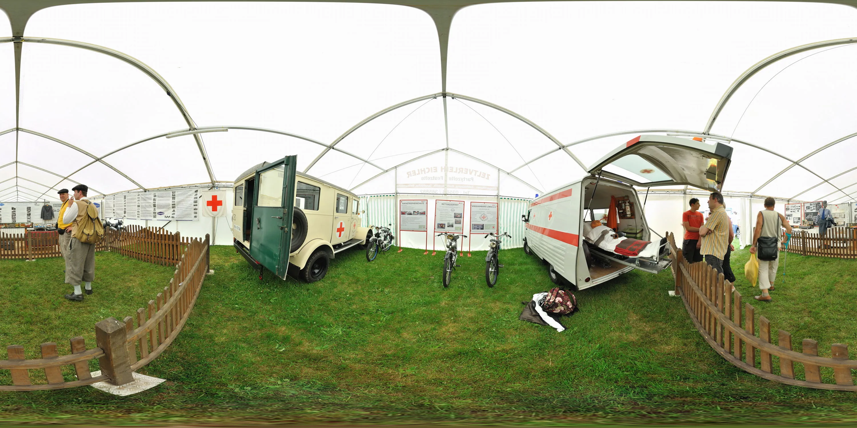 360 Grad Panorama Ansicht: Ausstellung Phänomen / Robur - 100 Jahre im Dienste der Gesundheit in 19. Kfz Veteranentreffen 2010 in Strahwalde