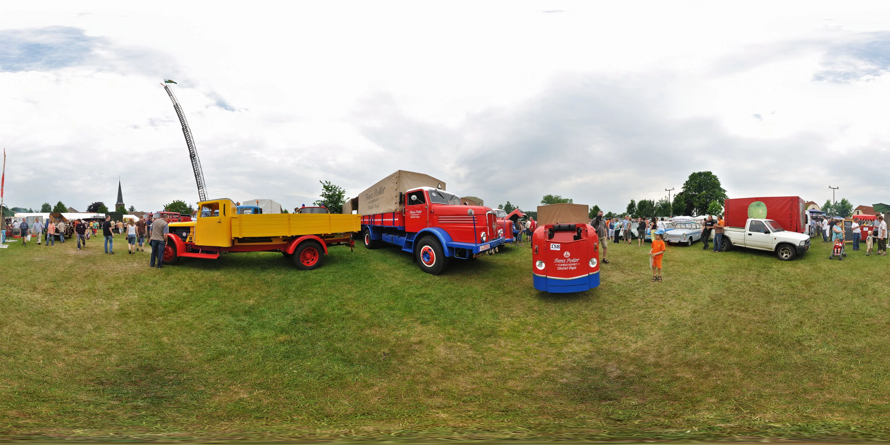 360 Grad Panorama Ansicht: Fahrzeuge der Spedition Poller Ellefeld 1 in 19. Kfz Veteranentreffen 2010 in Strahwalde
