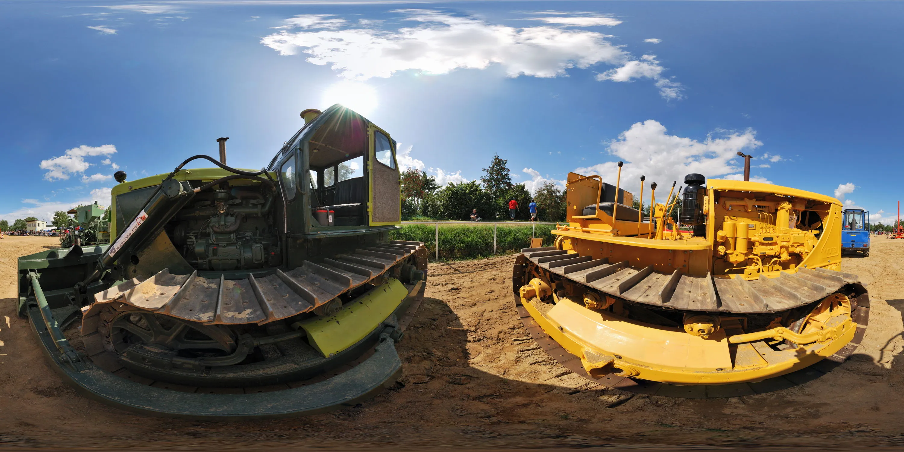 360 Grad Panorama Ansicht: Raupenschlepper T100 (RUS) in Traktortreffen Kemnitz 2009