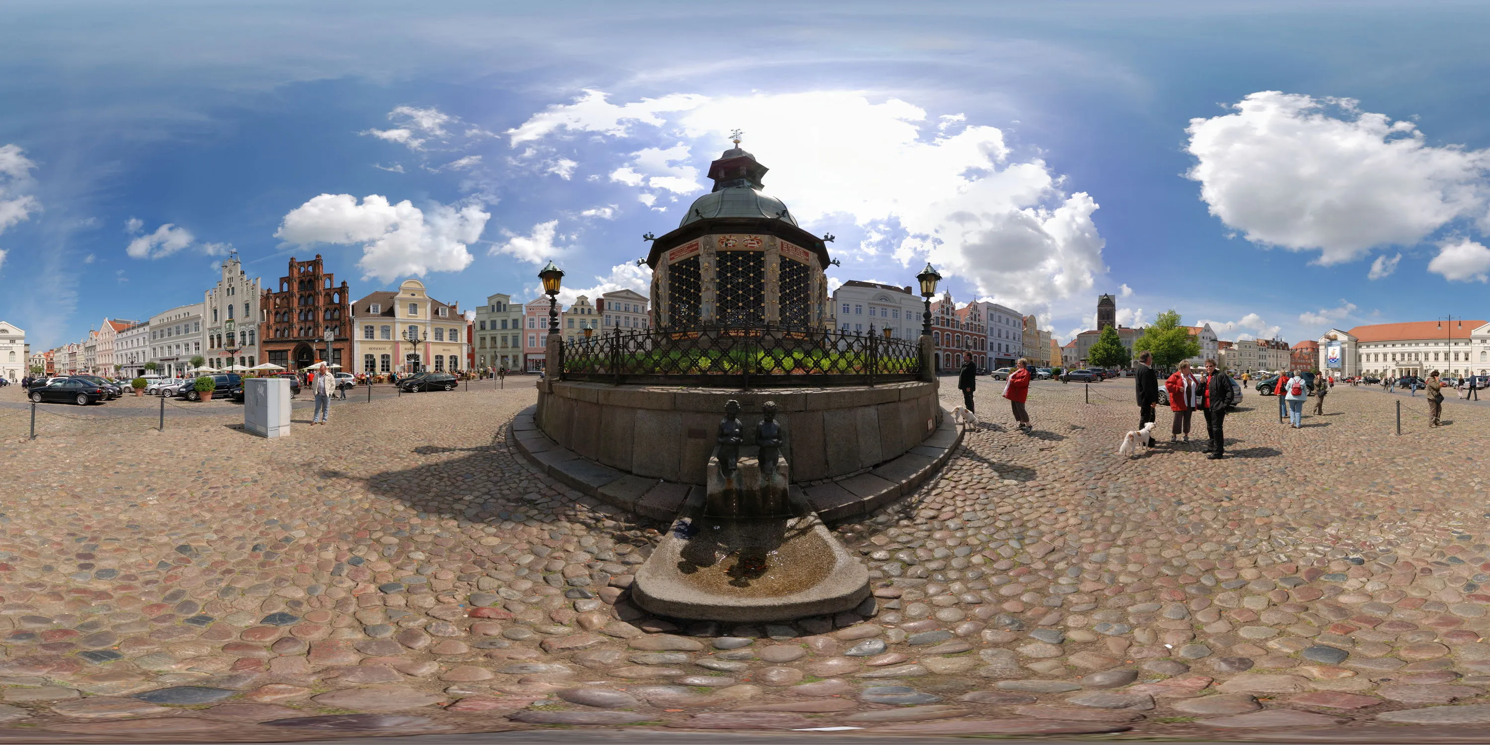 360 Grad Panorama Ansicht: Wasserkunst auf dem Marktplatz in Wismar