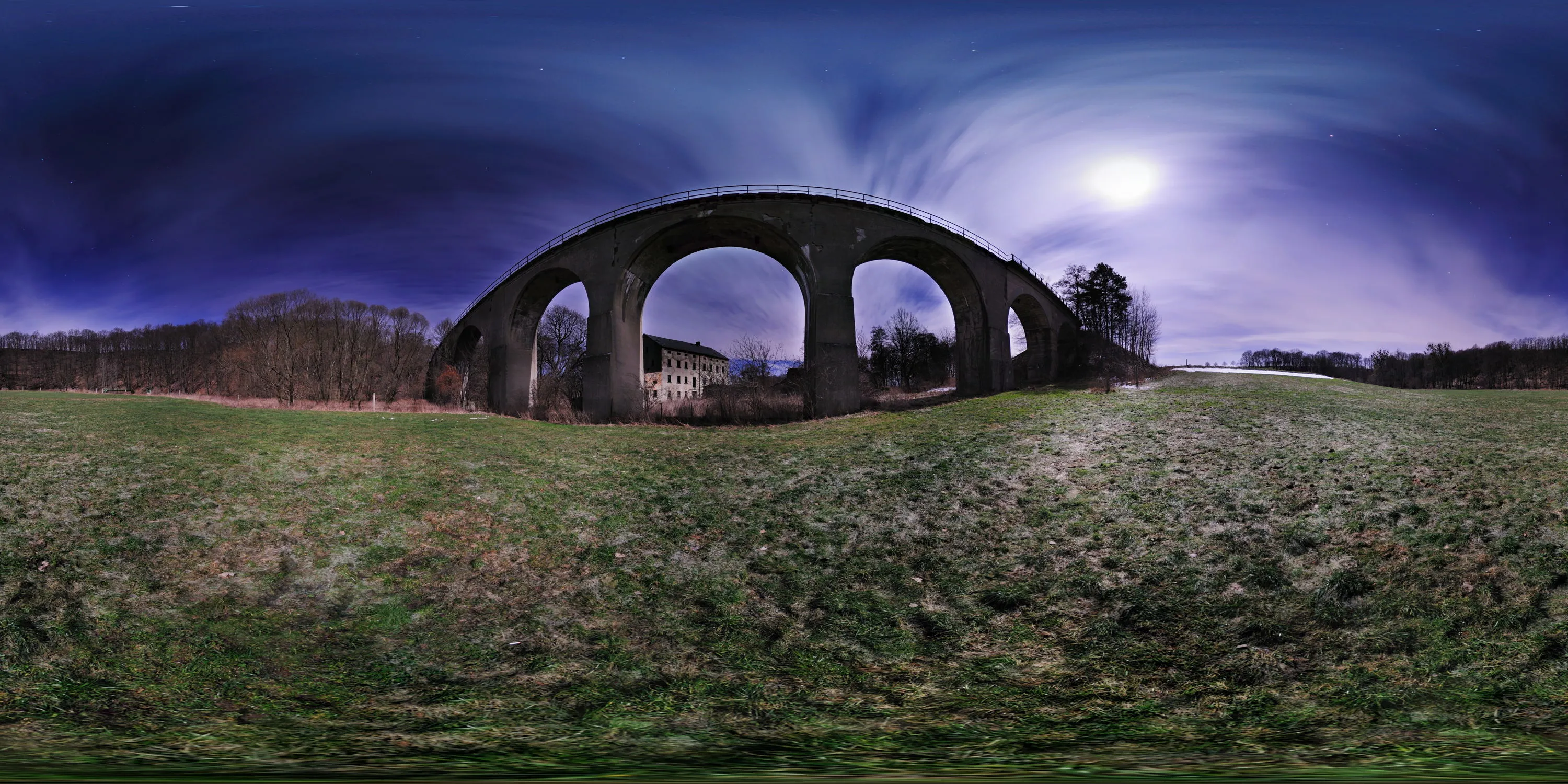 360 Grad Panorama Ansicht: Eisenbahnviadukt bei Mondschein in Wuischker Mühle