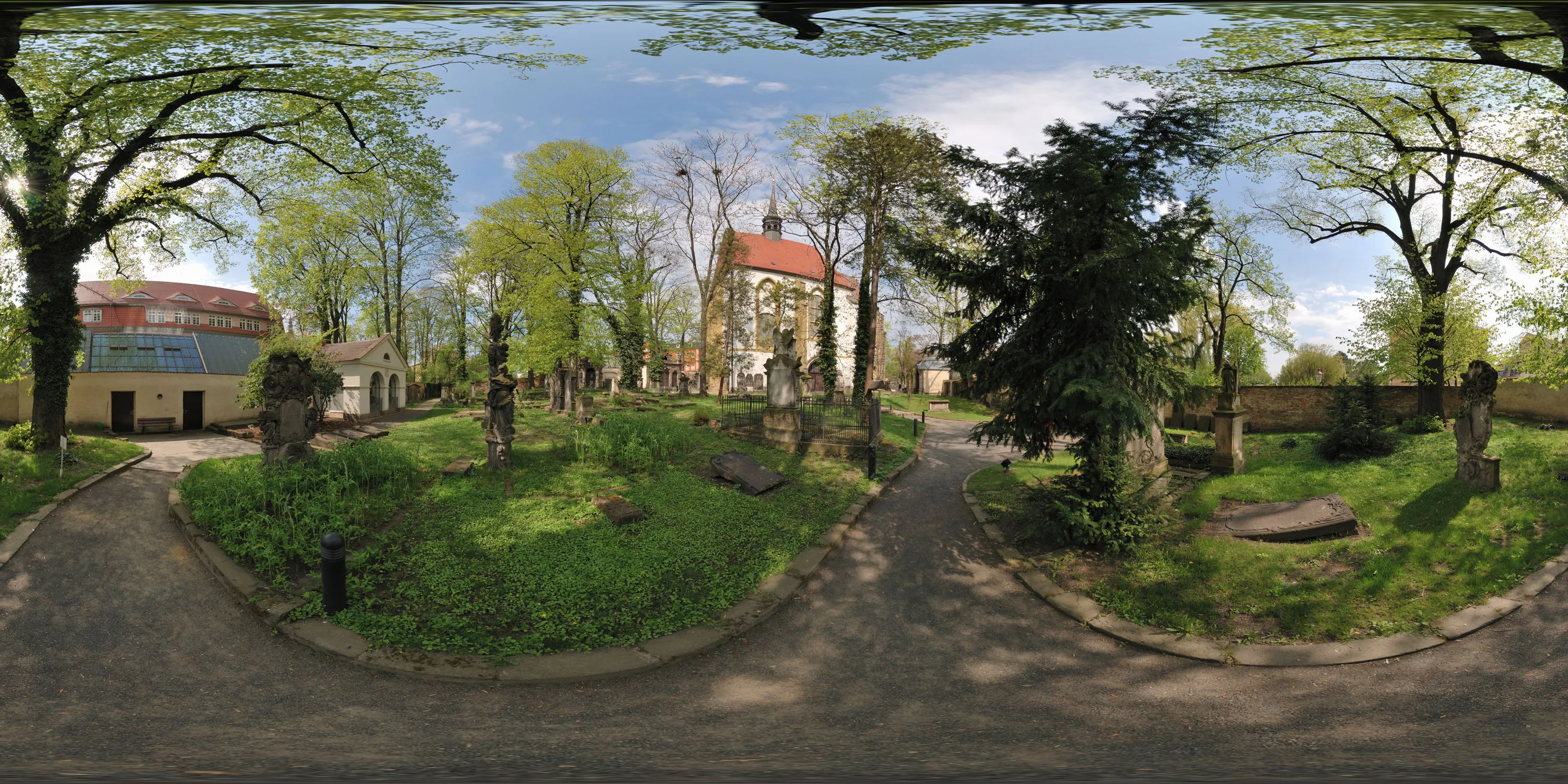 360 Grad Panorama Ansicht: Museum „Kirche zum Heiligen Kreuz“ und Kirchhof in Zittau