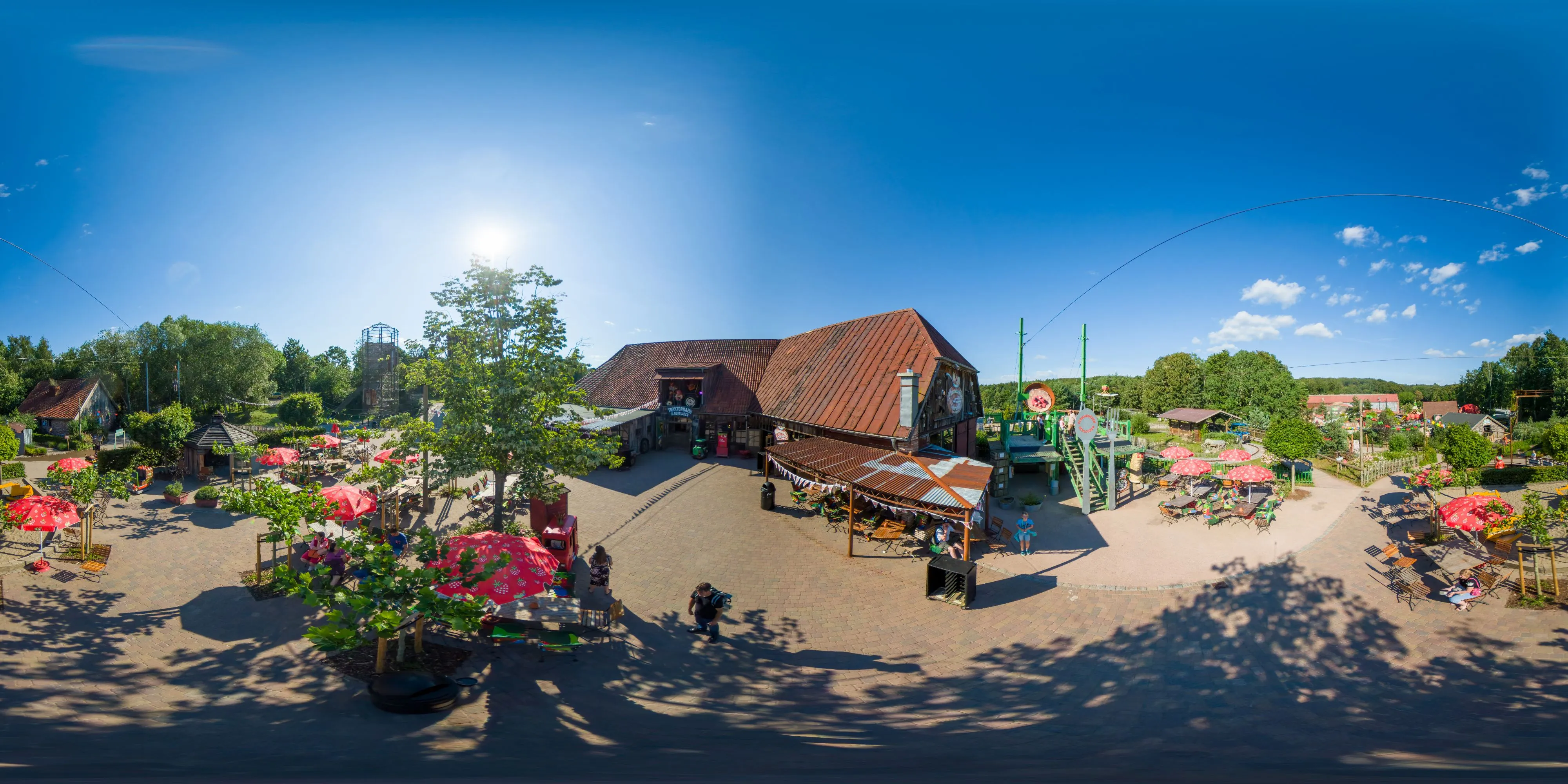 360° Panorama Ansicht: Karls Erlebnis-Dorf - Zirkow - Traktorbahn und Dorfladen
