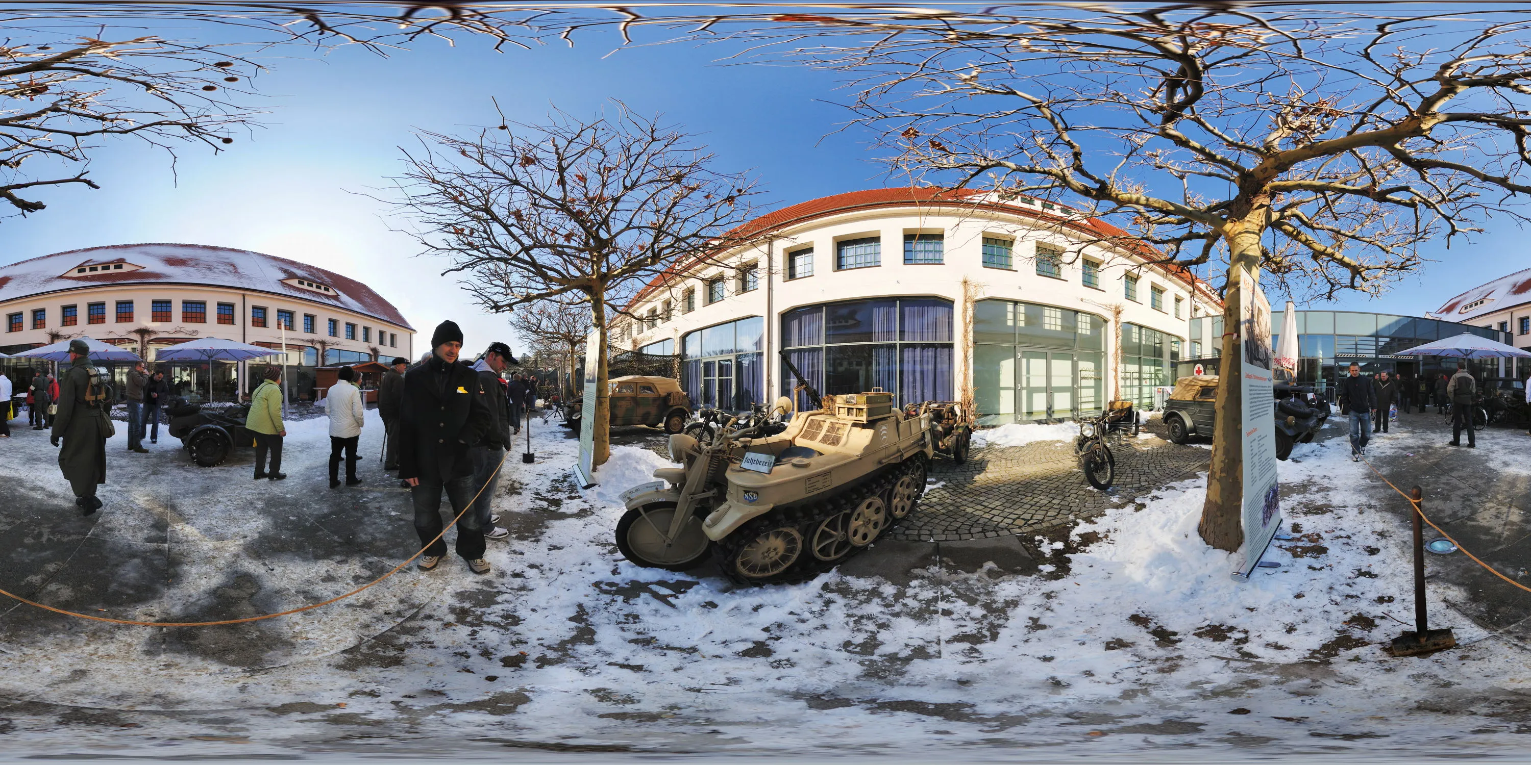 360 Grad Panorama Ansicht: historische Militärtechnik in auto mobil Dresden