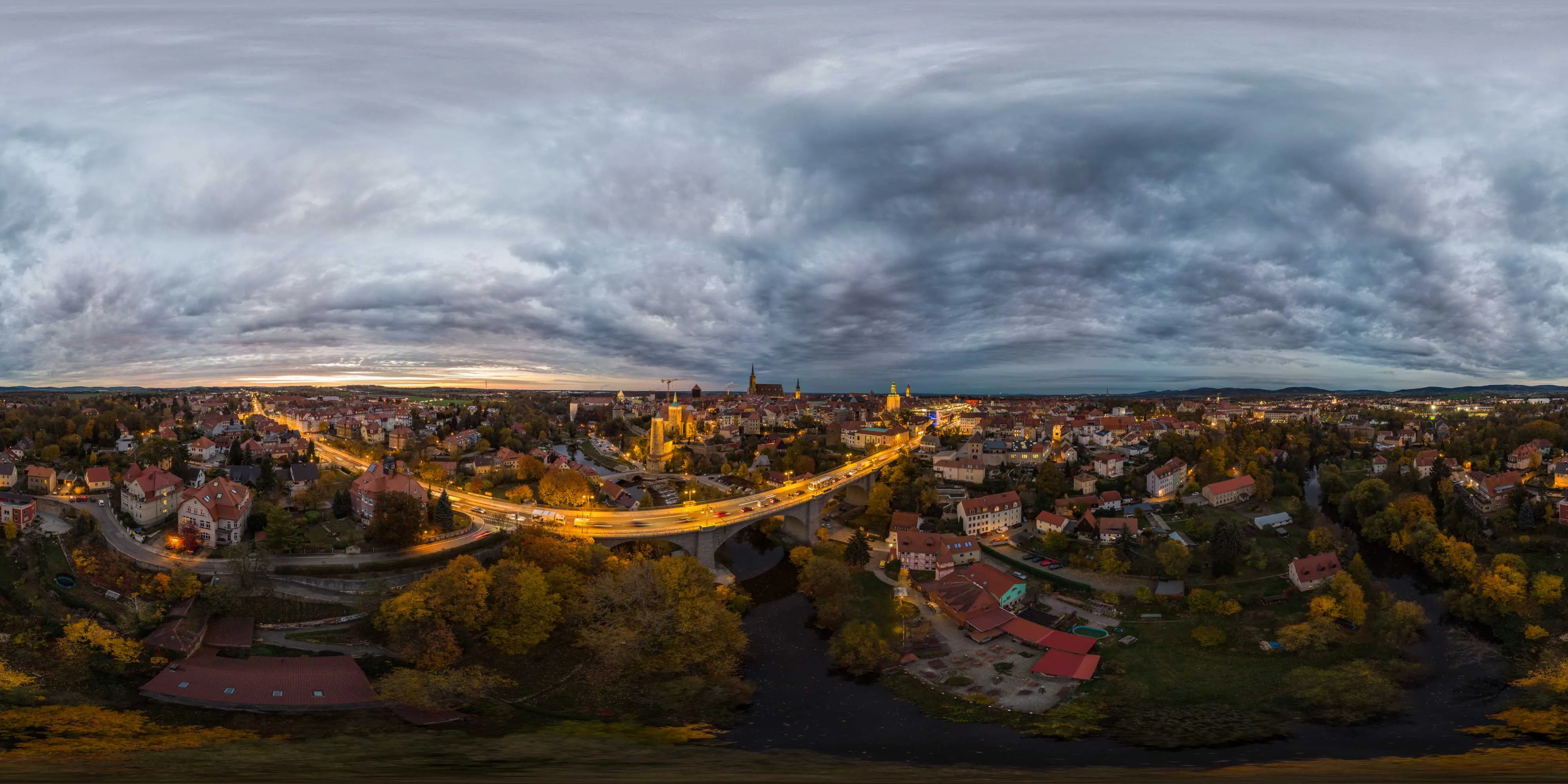 360 Grad Panorama Ansicht: Friedensbrücke zur Abenddämmerung in Herbst 2018