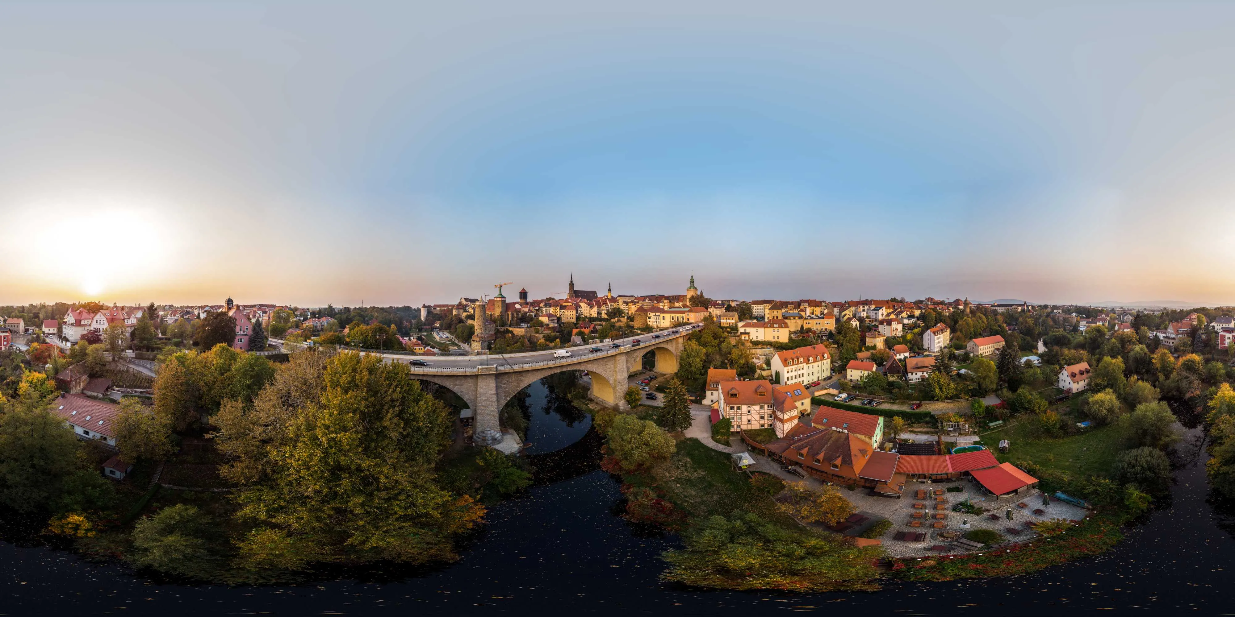 360 Grad Panorama Ansicht: Luftpanorama - Friedensbrücke in Herbst 2018