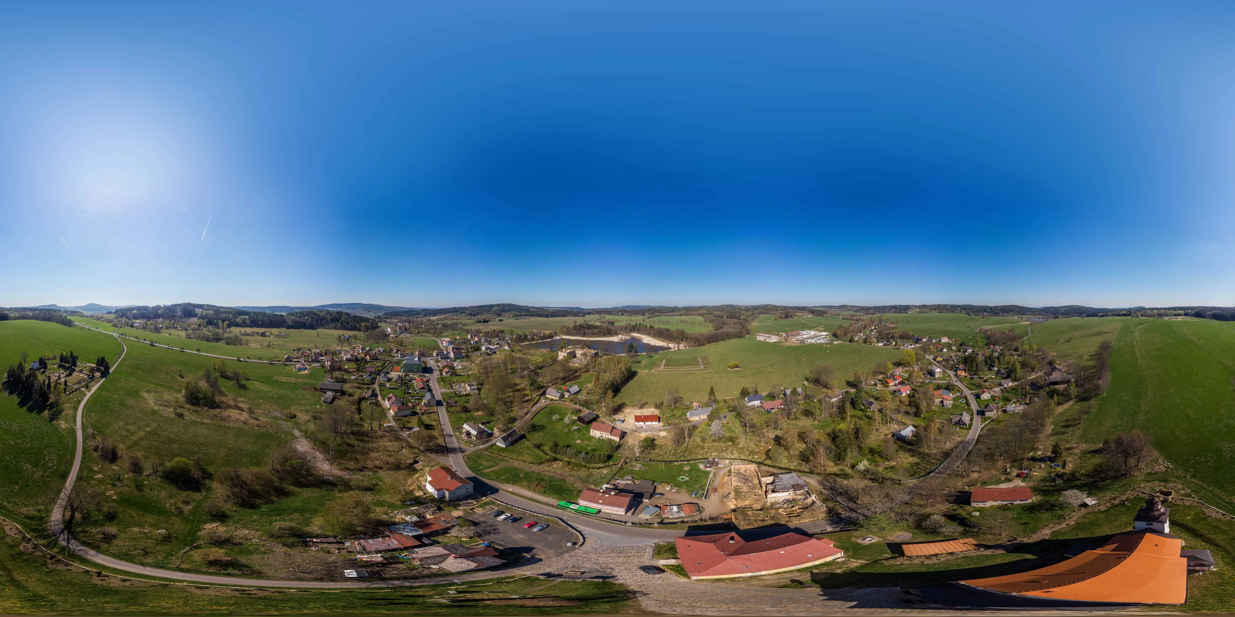 360 Grad Panorama Ansicht: Luftpanorama - barocke Pfarrkirche St. Simon in Lipová / Hainspach in Tschechien