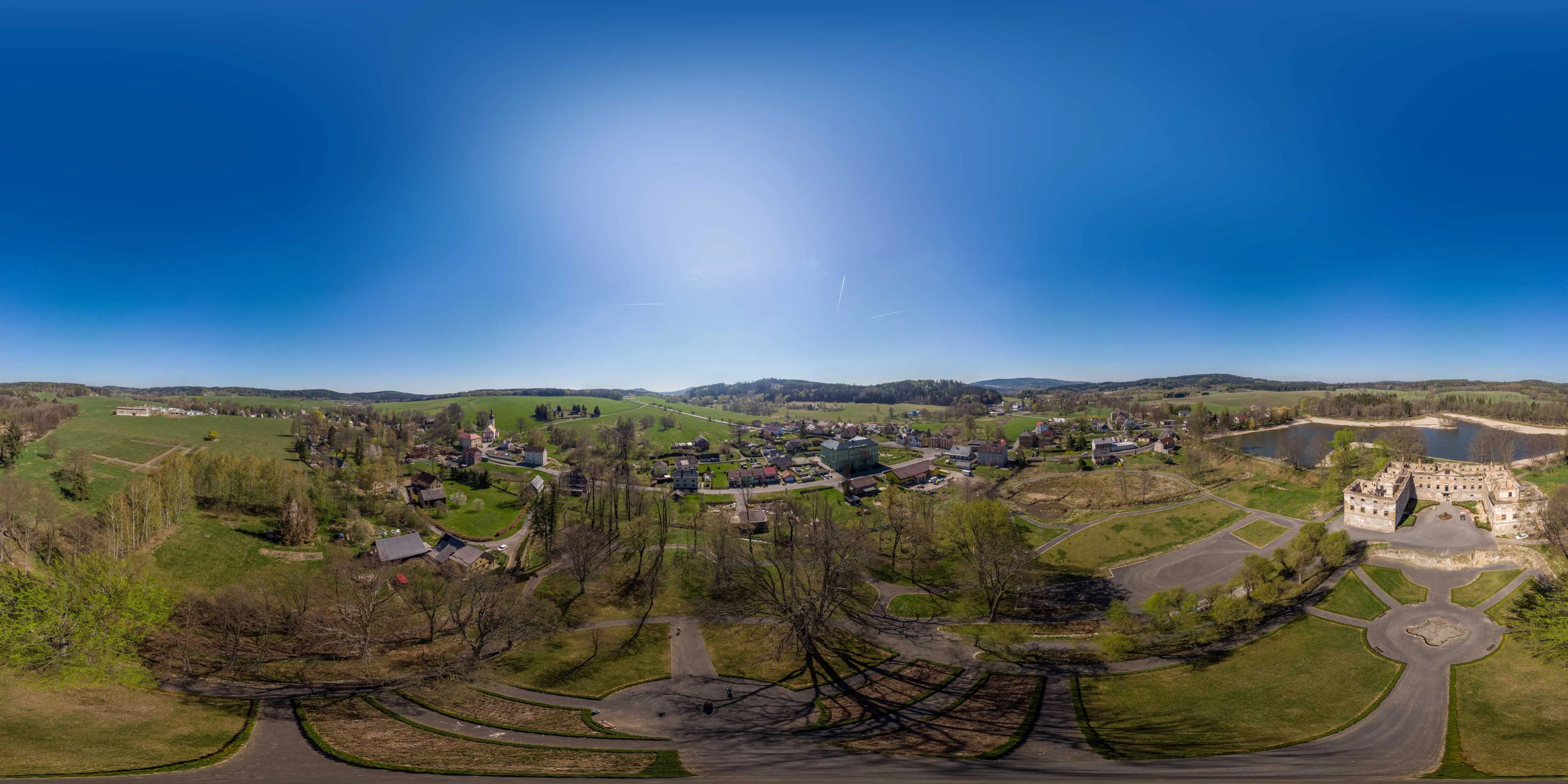 360 Grad Panorama Ansicht: Luftpanorama - Zrícenina zámku Lipová / Hainspach in Tschechien