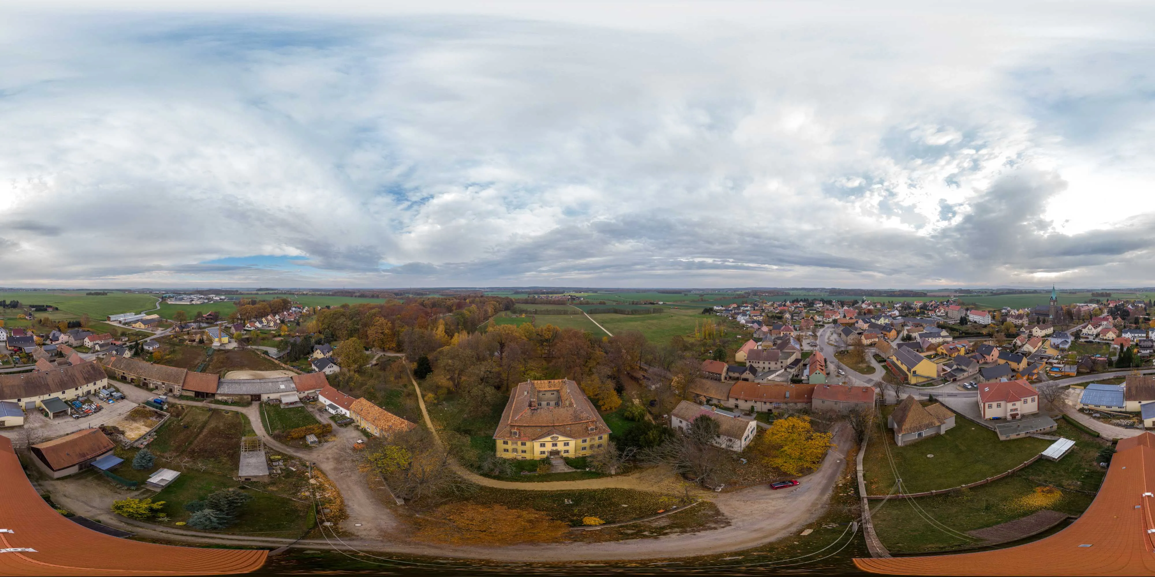 360 Grad Panorama Ansicht: Luftpanorama - Schloss Radibor im Herbst in Schloss Radibor