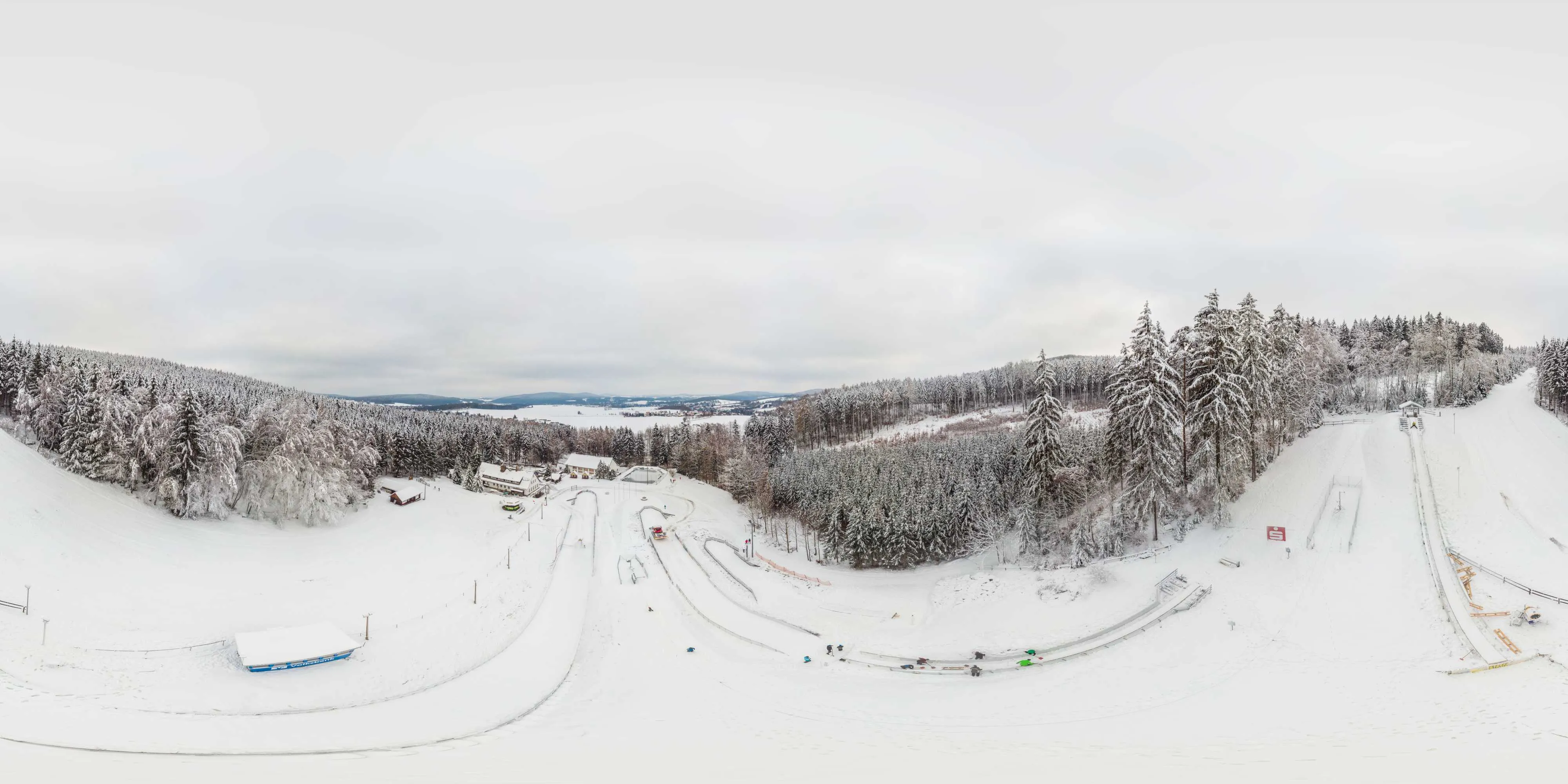 360 Grad Panorama Ansicht: Luftpanorama - Skigebiet Tännicht in Oberlausitz