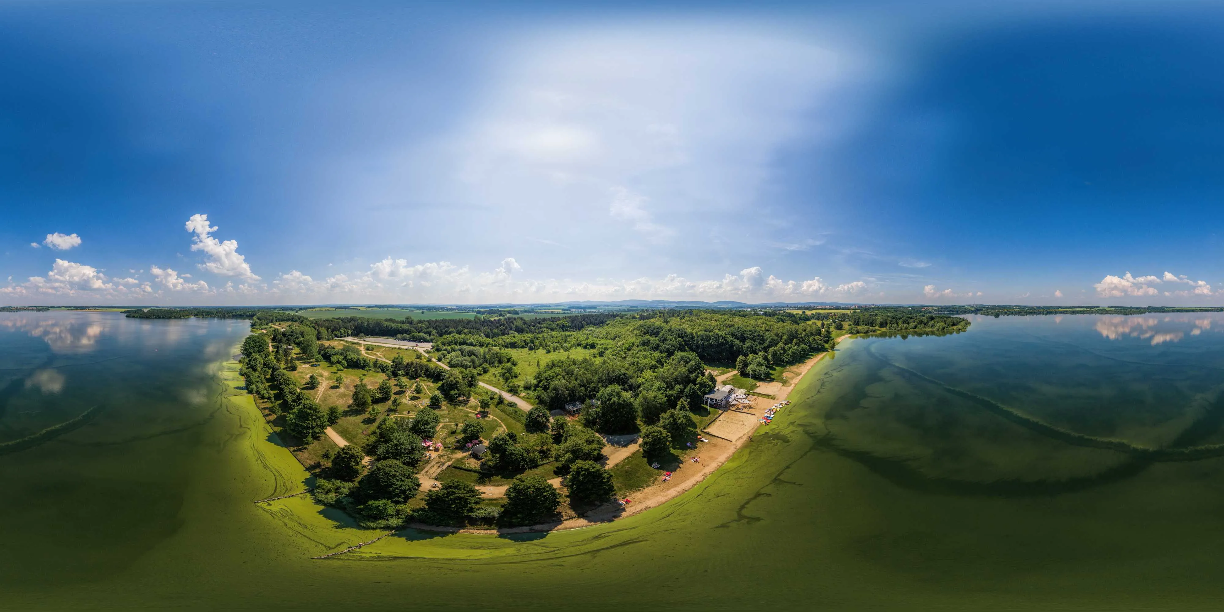 360 Grad Panorama Ansicht: Luftpanorama - Stausee Strand, Minigolf und Ocean Beach Bar in Frühling 2016