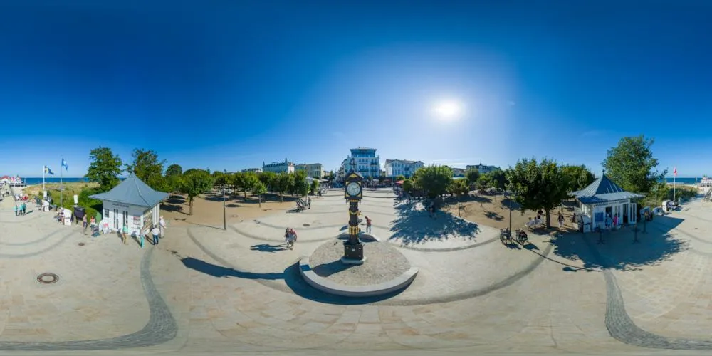 360° Panorama: Kaiserbad Ahlbeck - Historische Uhr auf dem Seebrückenvorplatz in Insel Usedom