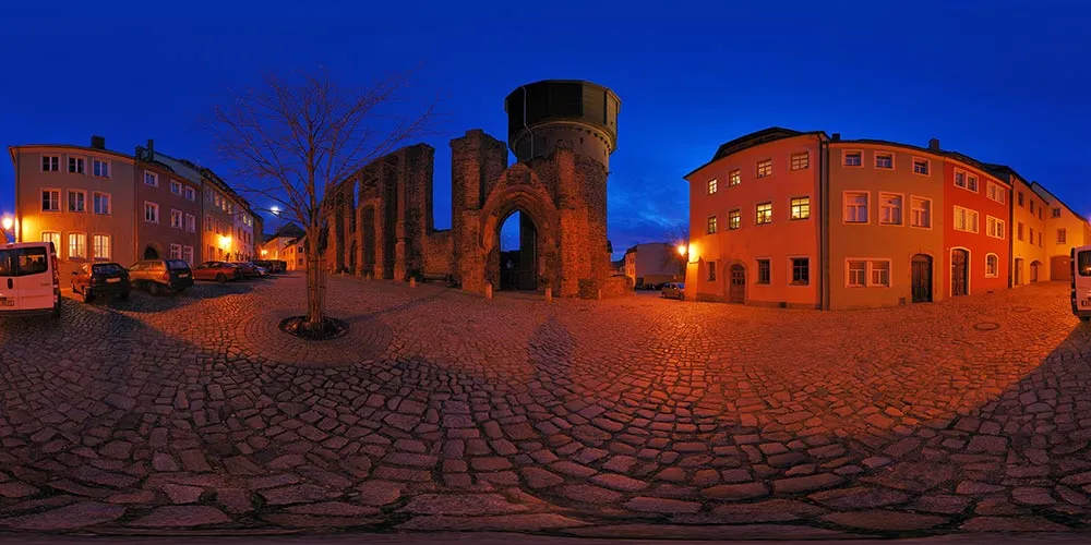 360° Panorama: Mönchskirchruine und Wasserturm in bei Nacht