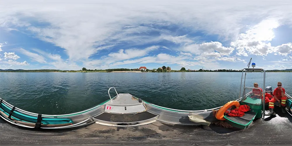 360° Panorama: Blick vom See auf das Haus "Hotel am See" in Freizeit-Oase Olbersdorfer See
